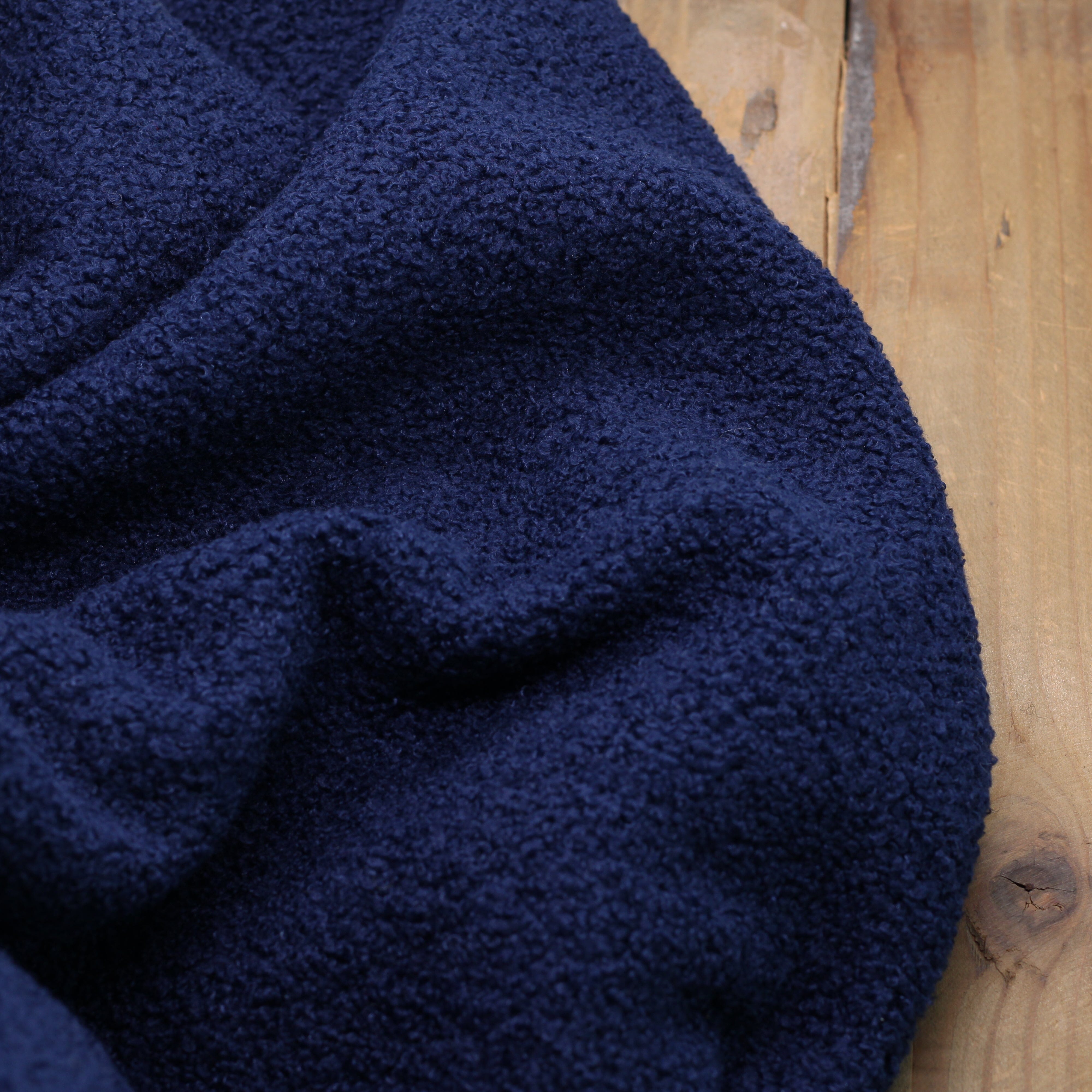 Tissu fausse fourrure bouclette Polaire - Bleu Marine (Vendu x10cm) Tissus Sélection Gaspard & Léonie | Gaspard et Léonie Tissus en ligne et Mercerie à Toulouse
