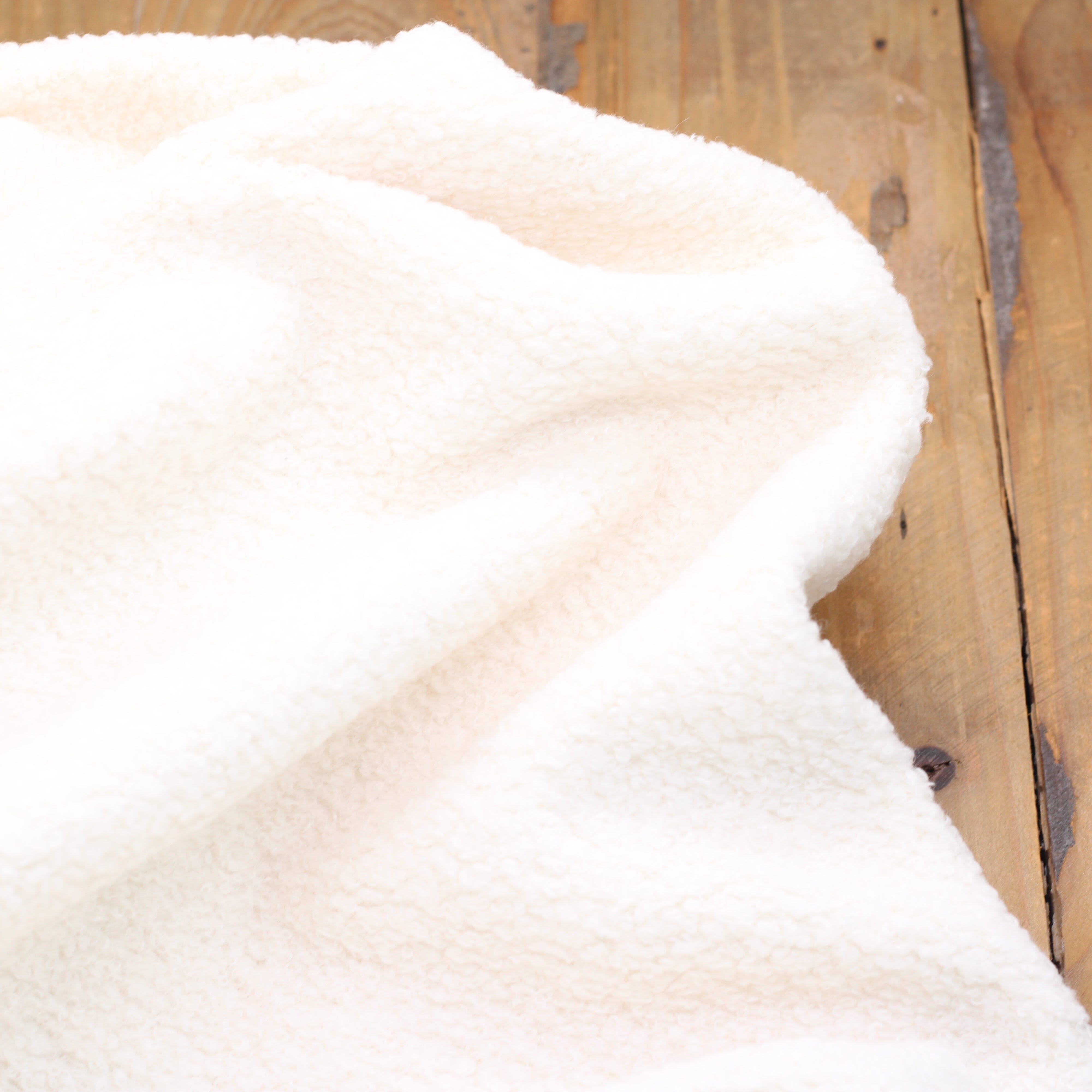 Tissu fausse fourrure bouclette Polaire - Ecru (Vendu x10cm) Tissus Sélection Gaspard & Léonie | Gaspard et Léonie Tissus en ligne et Mercerie à Toulouse