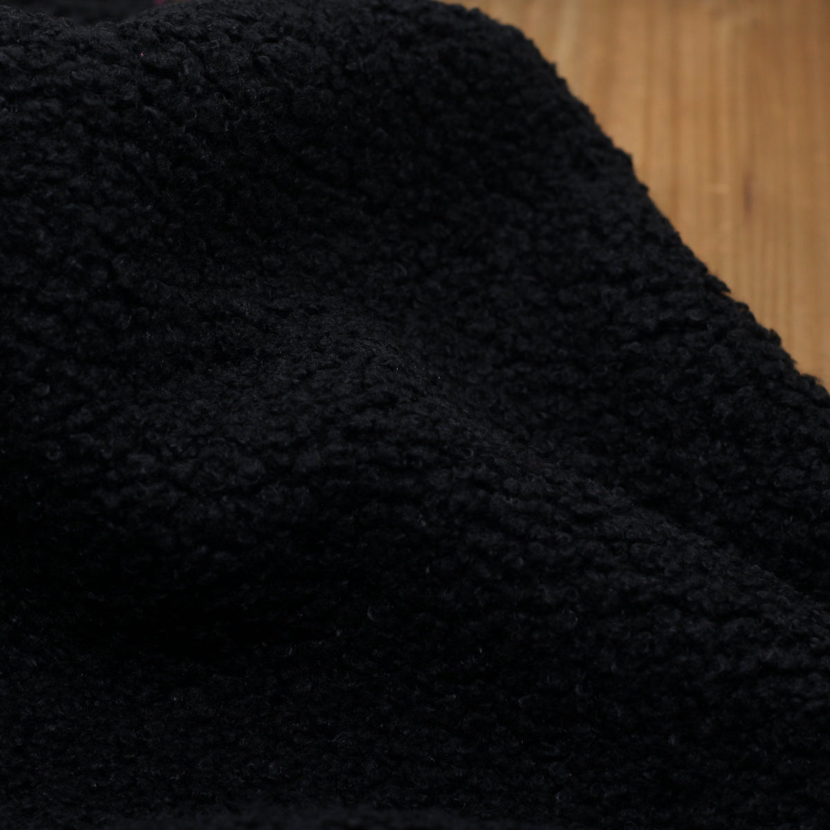 Tissu fausse fourrure bouclette Polaire - Noir (Vendu x10cm) Tissus Sélection Gaspard & Léonie | Gaspard et Léonie Tissus en ligne et Mercerie à Toulouse