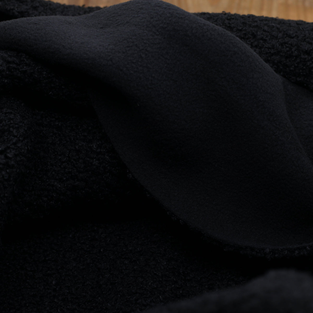 Tissu fausse fourrure bouclette Polaire - Noir (Vendu x10cm) Tissus Sélection Gaspard & Léonie | Gaspard et Léonie Tissus en ligne et Mercerie à Toulouse