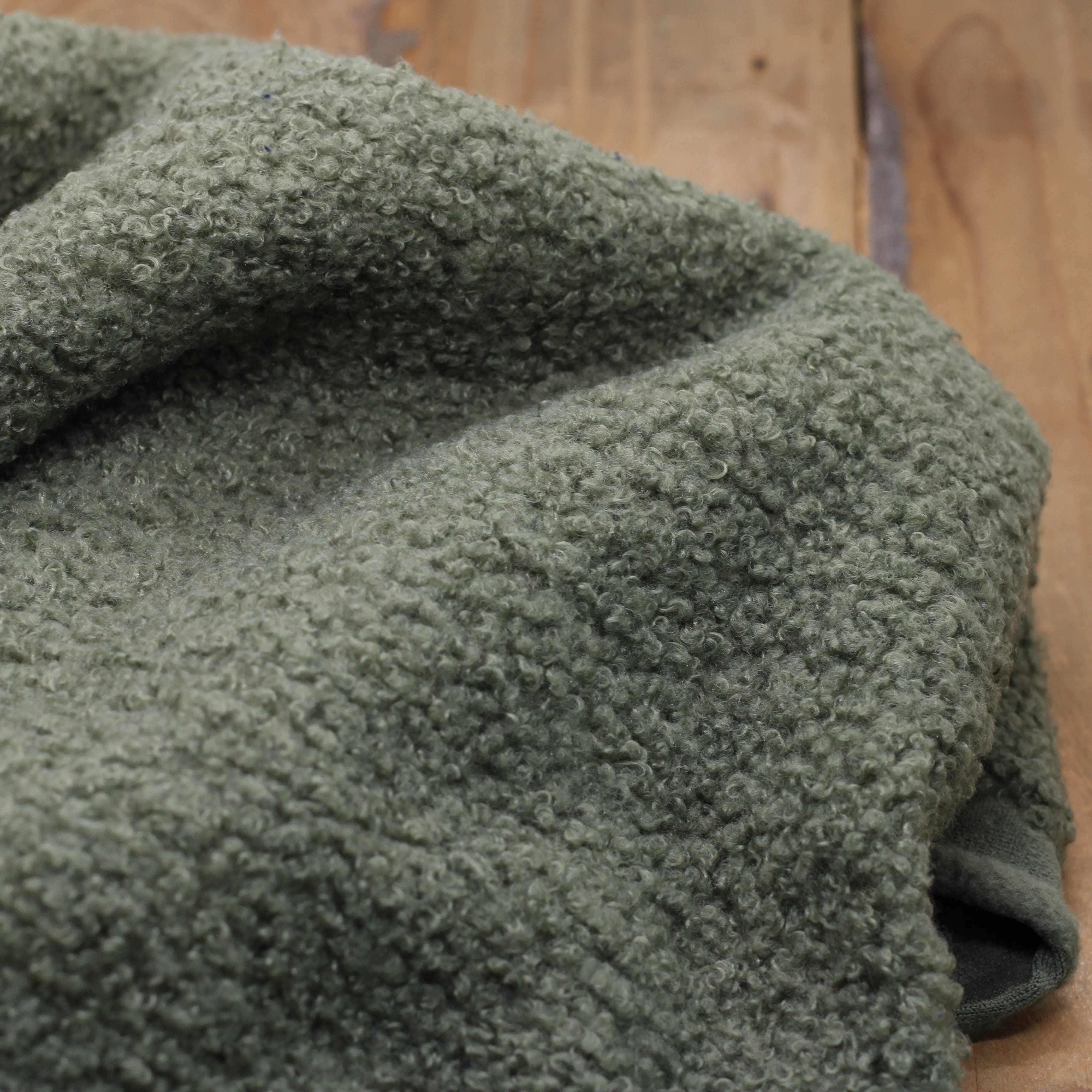 Tissu fausse fourrure bouclette Polaire - Vert Kaki (Vendu x10cm) Tissus Sélection Gaspard & Léonie | Gaspard et Léonie Tissus en ligne et Mercerie à Toulouse