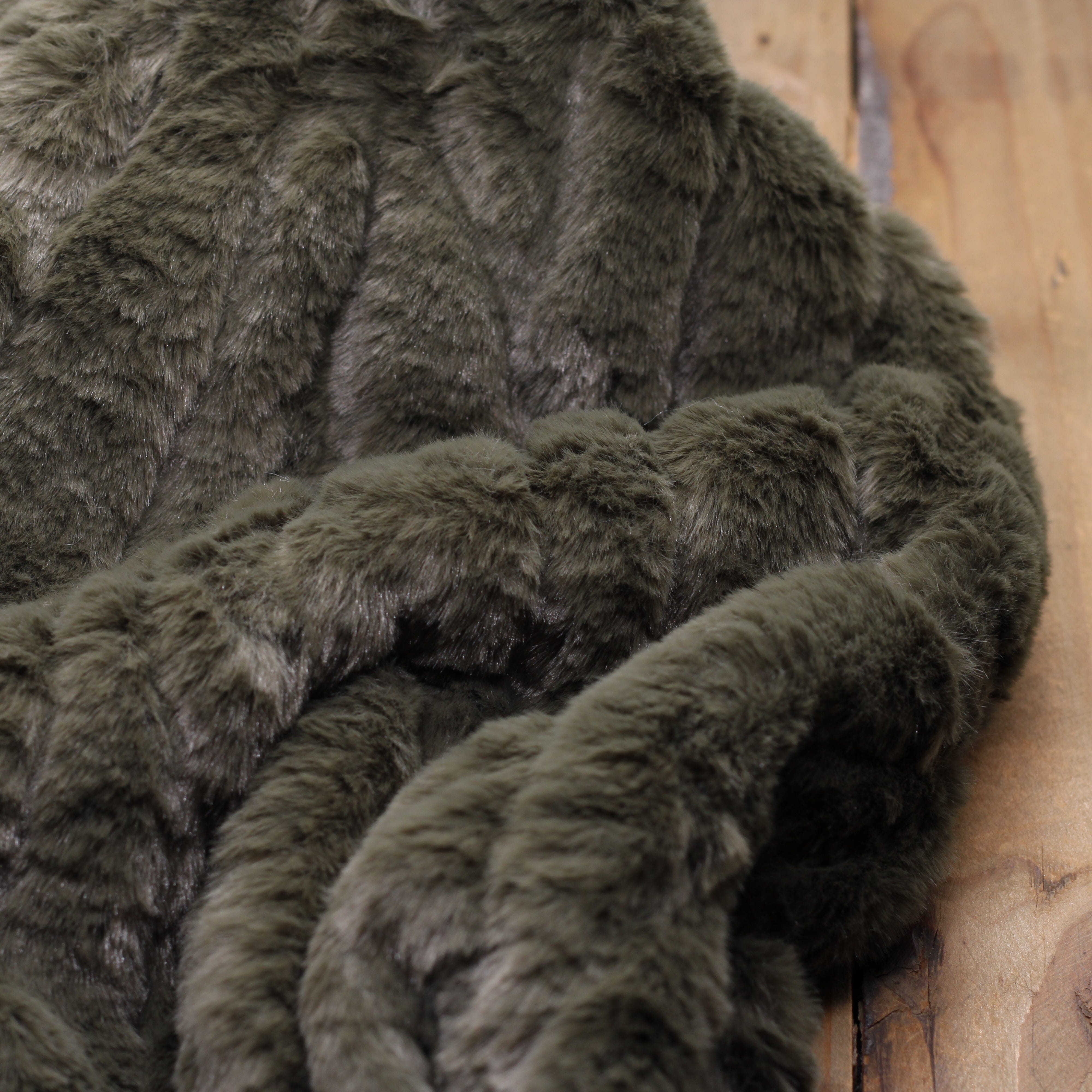 Tissu fausse fourrure - MALOU - Vert kaki (Vendu x10cm) Tissus Sélection Gaspard & Léonie | Gaspard et Léonie Tissus en ligne et Mercerie à Toulouse