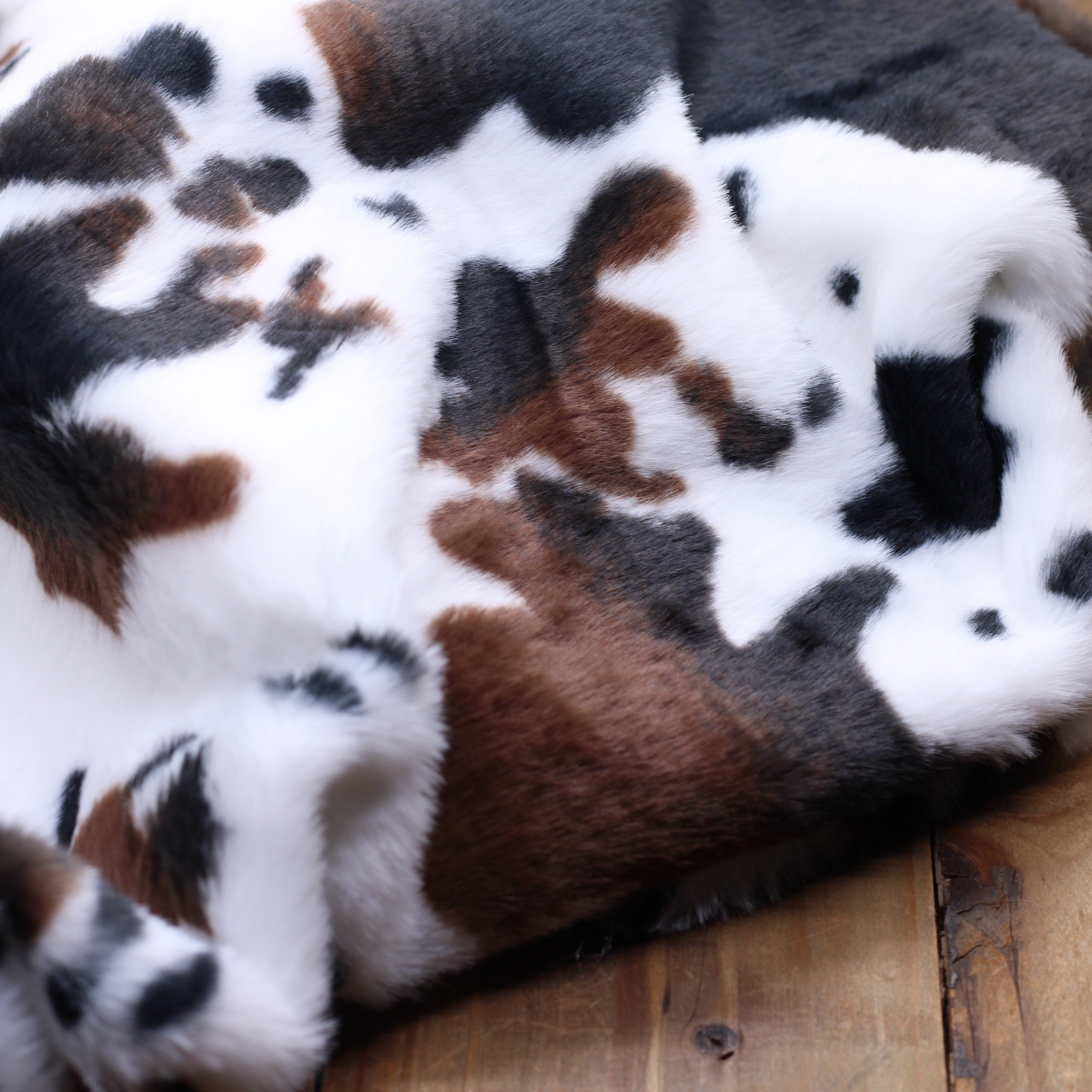 Tissu fausse fourrure VACHE - Blanc (Vendu x10cm) Tissus Sélection Gaspard & Léonie | Gaspard et Léonie Tissus en ligne et Mercerie à Toulouse