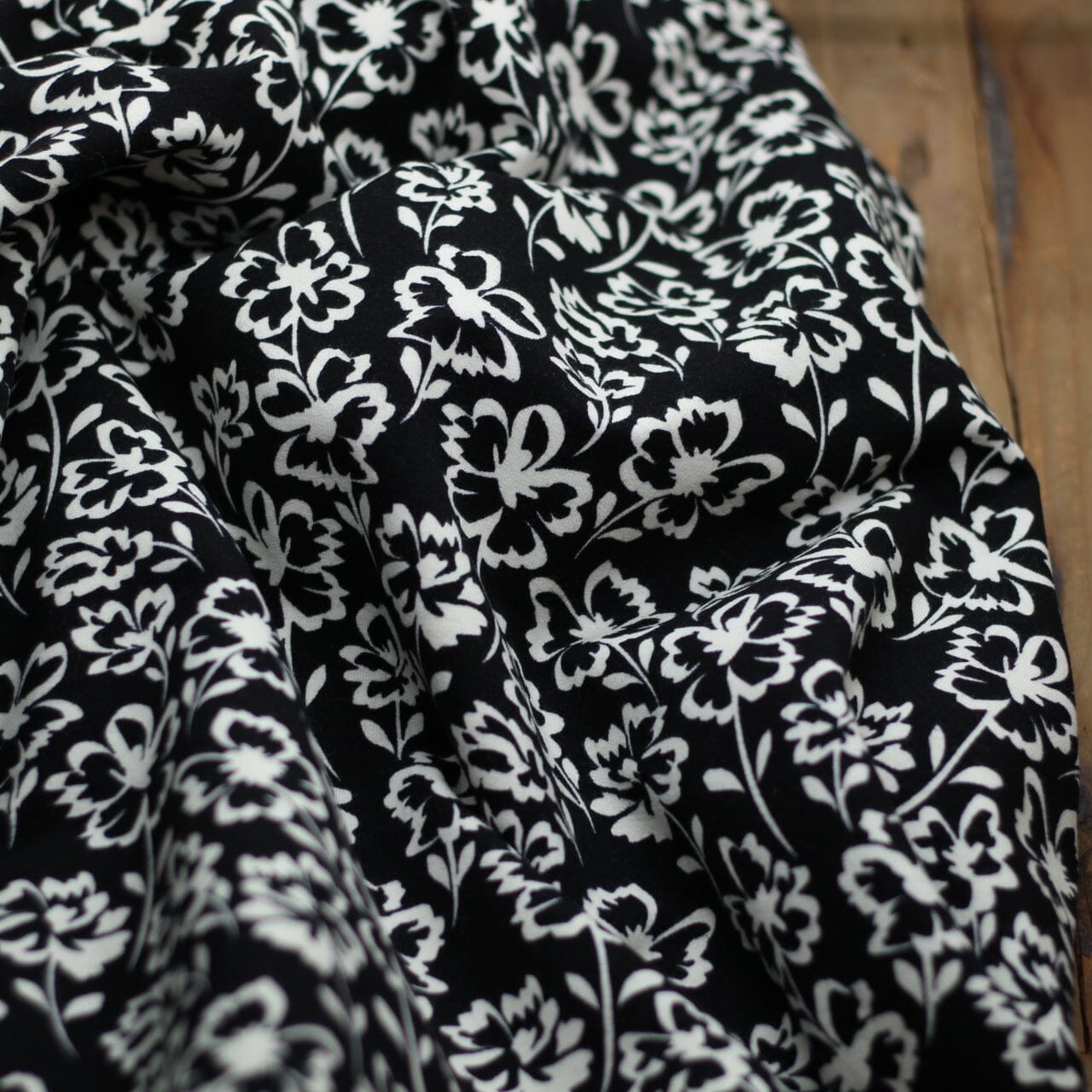 Tissu French Terry- BLACK FLOWERS - Noir - Poppy Designed for You (Vendu x10cm) Tissus POPPY Designed For You | Gaspard et Léonie Tissus en ligne et Mercerie à Toulouse