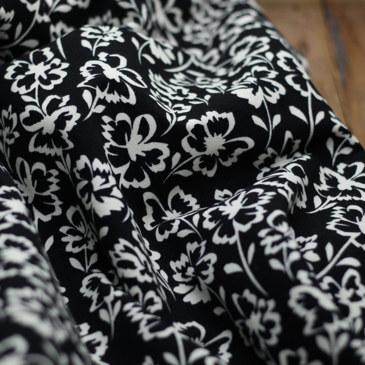 Tissu French Terry- BLACK FLOWERS - Noir - Poppy Designed for You (Vendu x10cm) Tissus POPPY Designed For You | Gaspard et Léonie Tissus en ligne et Mercerie à Toulouse