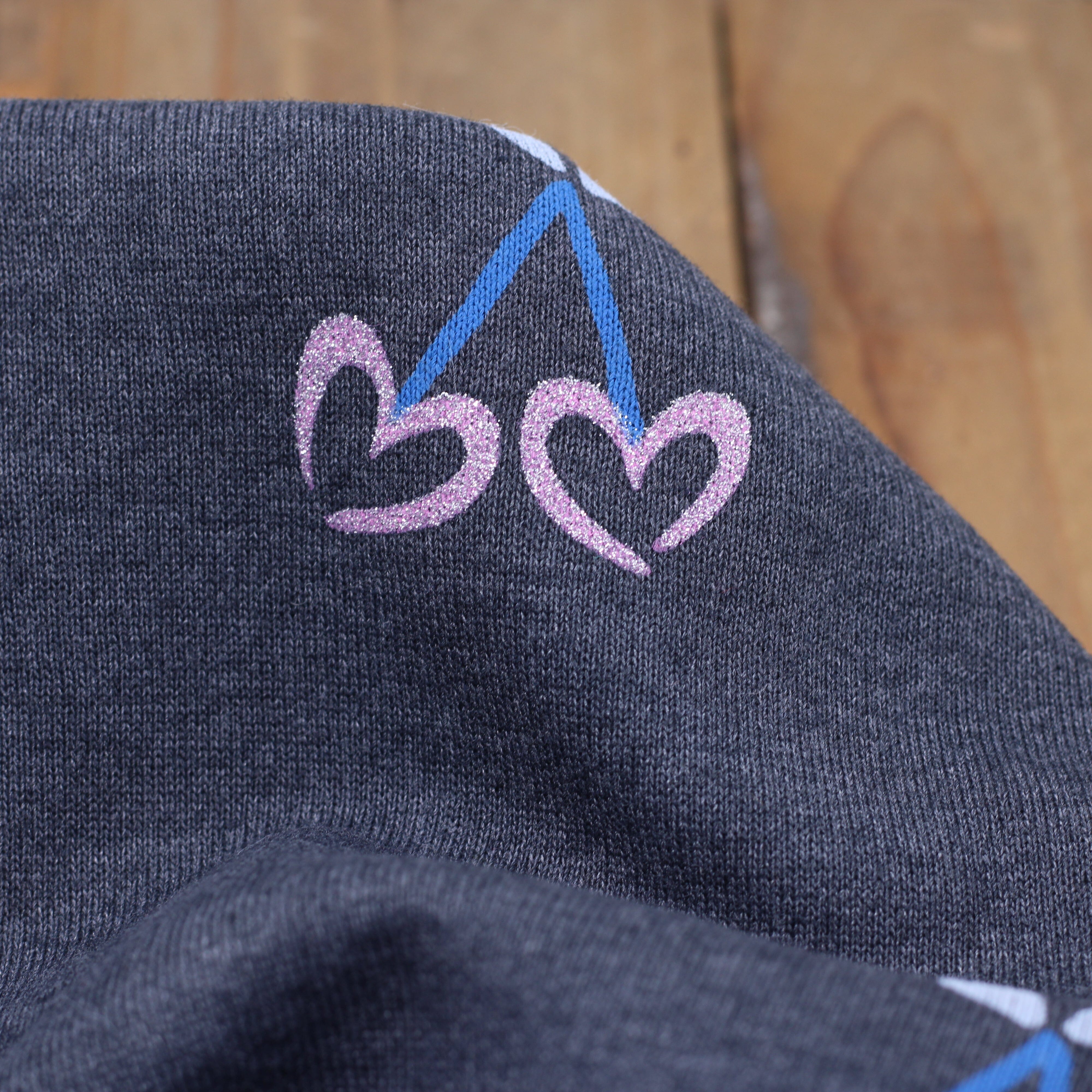 Tissu French terry - CHERRIE HEART Glitter - Gris foncé chiné (Vendu x10cm) Tissus POPPY Designed For You | Gaspard et Léonie Tissus en ligne et Mercerie à Toulouse