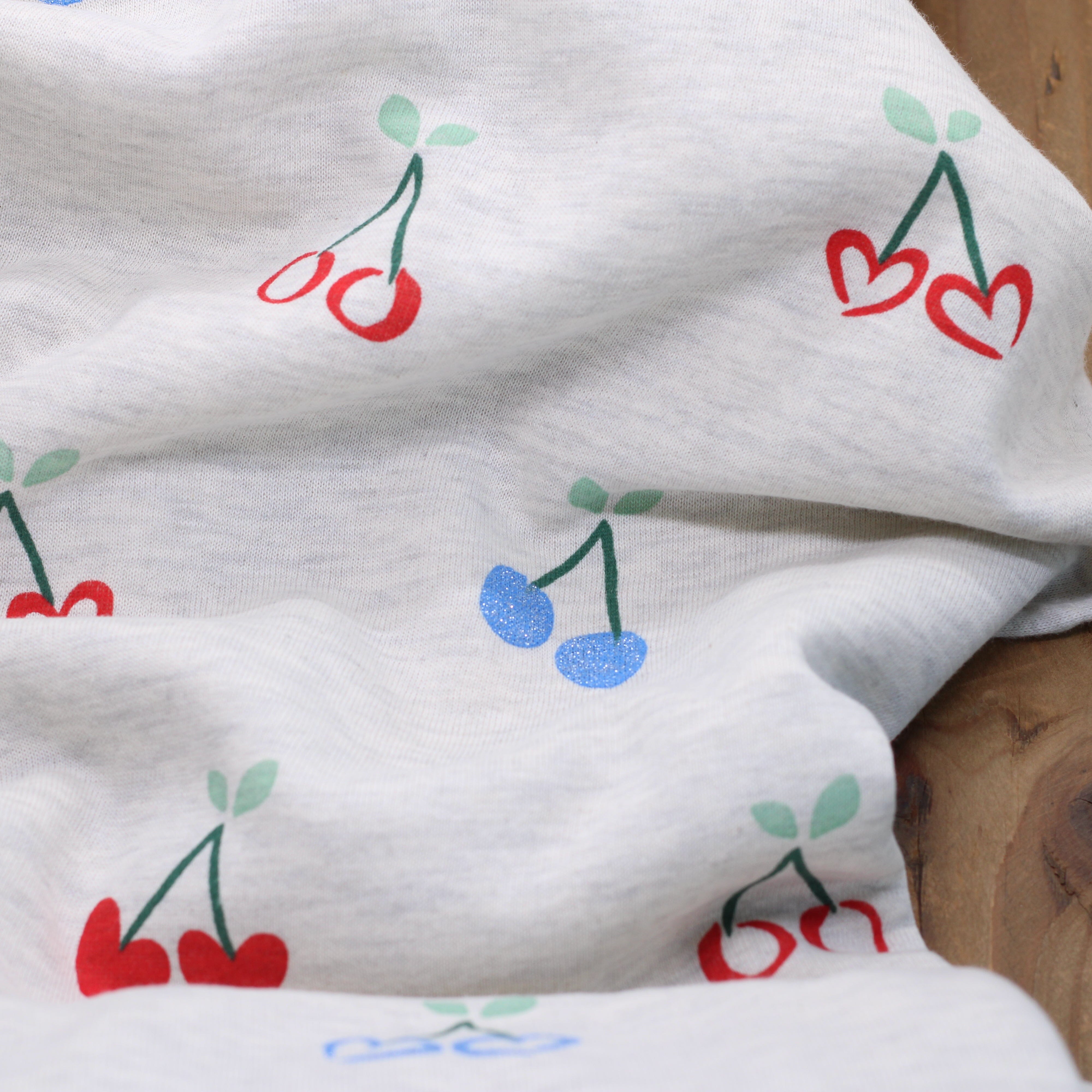 Tissu French terry - CHERRIE HEART - Gris clair chiné (Vendu x10cm) Tissus POPPY Designed For You | Gaspard et Léonie Tissus en ligne et Mercerie à Toulouse