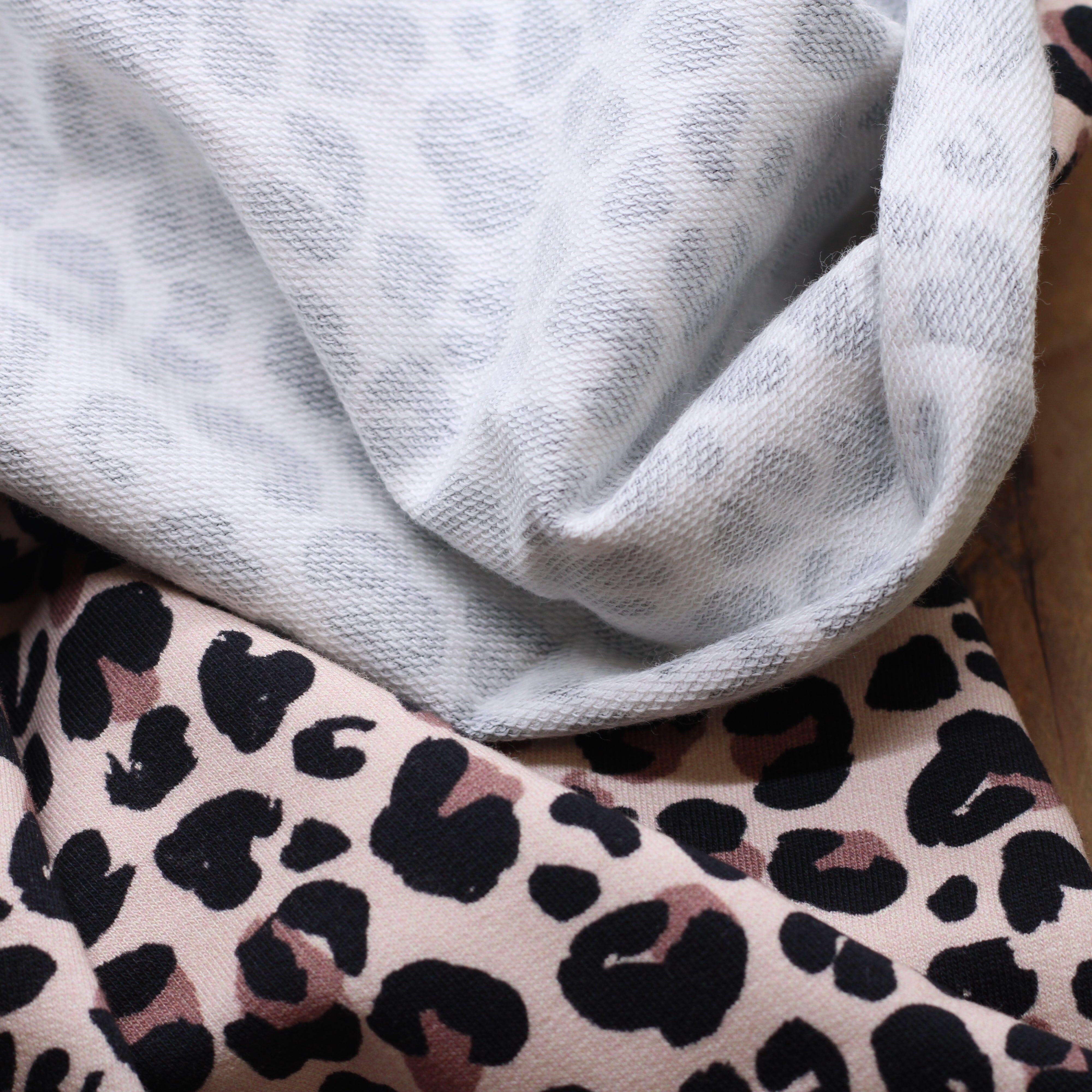 Tissu French Terry - HAPPY FACES LEOPARD - Beige (Vendu x10cm) Tissus POPPY Designed For You | Gaspard et Léonie Tissus en ligne et Mercerie à Toulouse