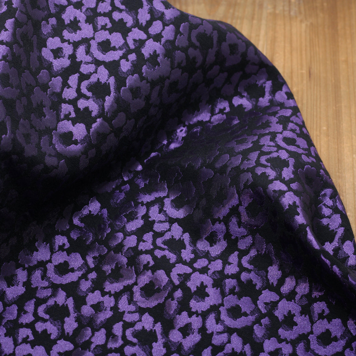 Tissu Jacquard Lurex LEO - Violet/Noir (Vendu x10cm) Tissus Sélection Gaspard & Léonie | Gaspard et Léonie Tissus en ligne et Mercerie à Toulouse