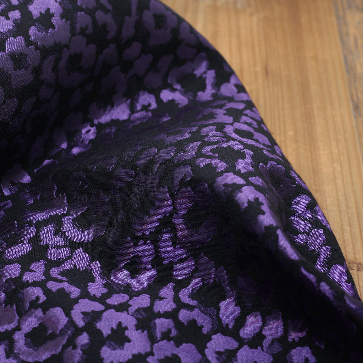 Tissu Jacquard Lurex LEO - Violet/Noir (Vendu x10cm) Tissus Sélection Gaspard & Léonie | Gaspard et Léonie Tissus en ligne et Mercerie à Toulouse