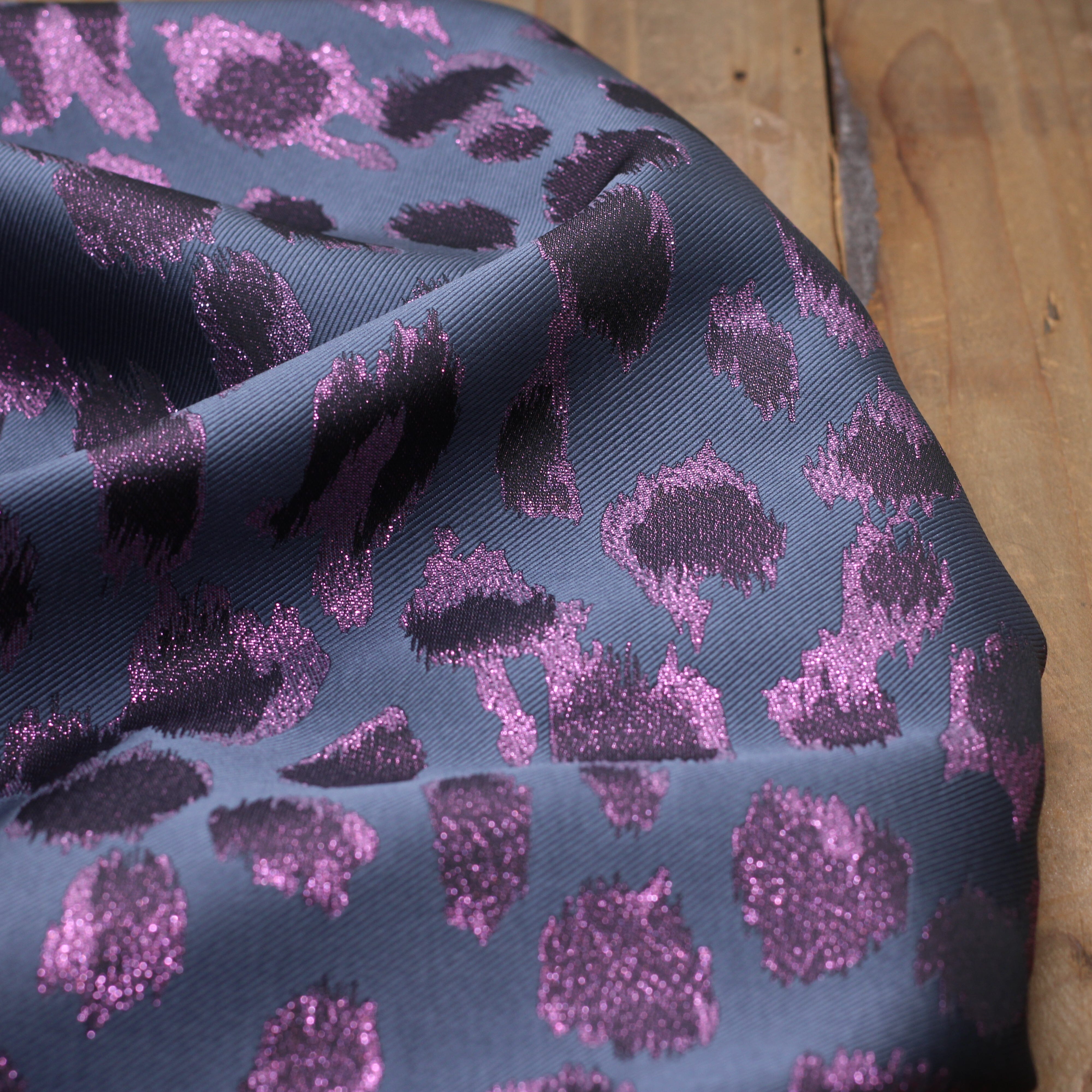 Tissu Jacquard Lurex LEOPARD - Gris/Violet (Vendu x10cm) Tissus Sélection Gaspard & Léonie | Gaspard et Léonie Tissus en ligne et Mercerie à Toulouse