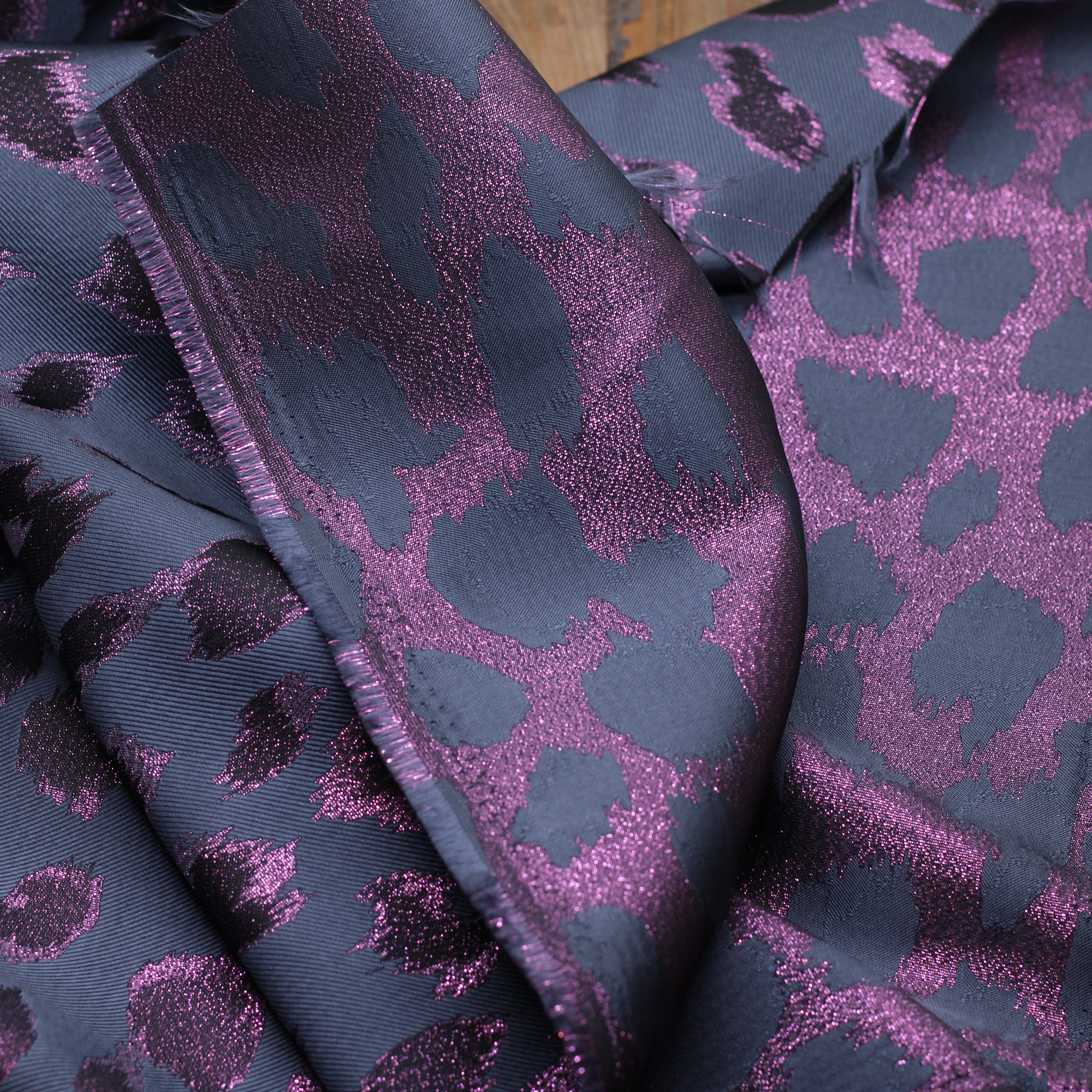 Tissu Jacquard Lurex LEOPARD - Gris/Violet (Vendu x10cm) Tissus Sélection Gaspard & Léonie | Gaspard et Léonie Tissus en ligne et Mercerie à Toulouse