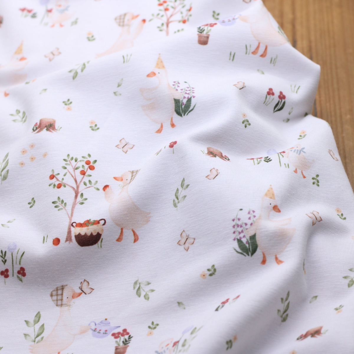 Tissu Jersey de coton BIO - GEESSE - Blanc - POPPY DESIGNED (Vendu x10cm) Tissus POPPY Designed For You | Gaspard et Léonie Tissus en ligne et Mercerie à Toulouse