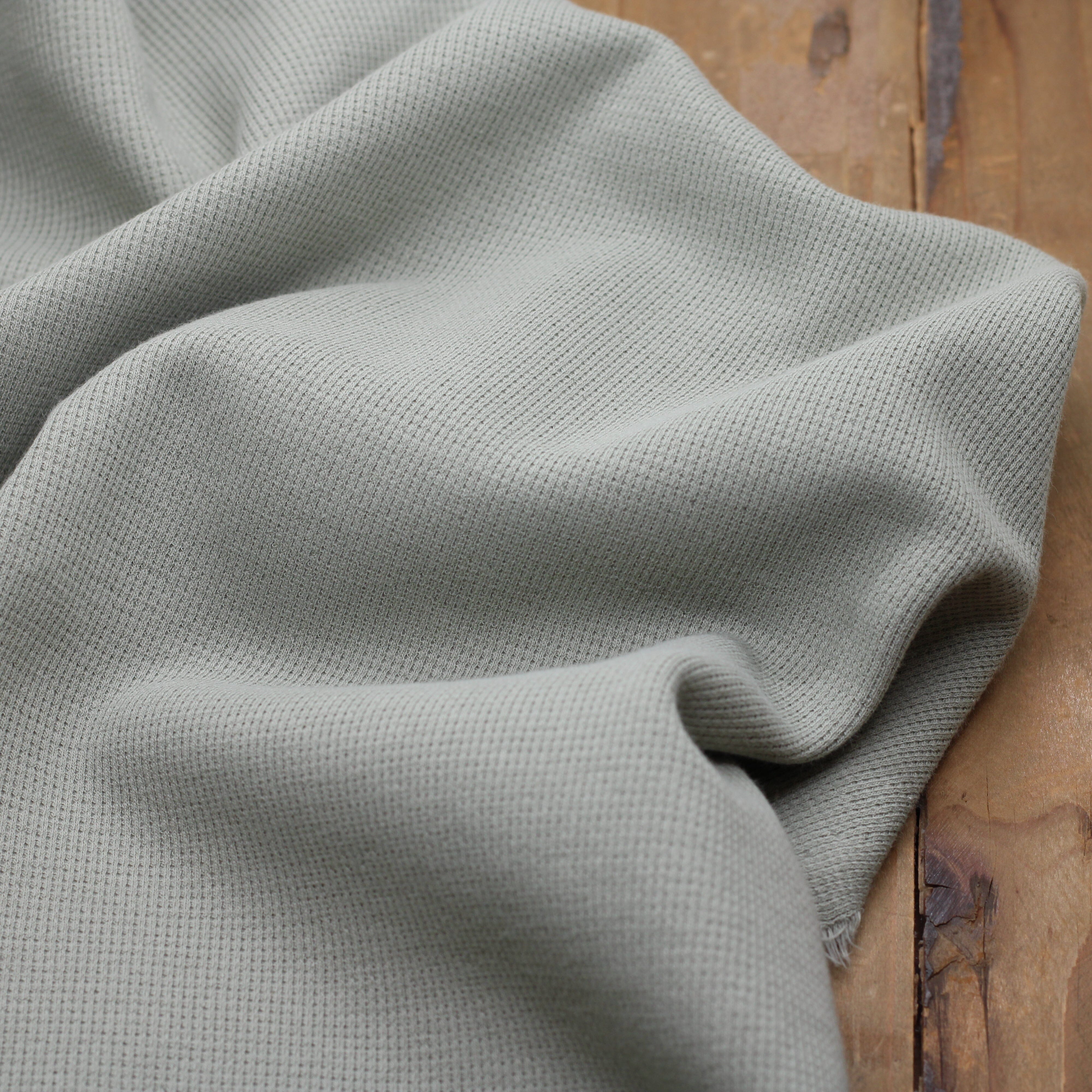 Tissu Jersey de coton gaufré - Vert Amande (Vendu x10cm) Tissus Sélection Gaspard & Léonie | Gaspard et Léonie Tissus en ligne et Mercerie à Toulouse