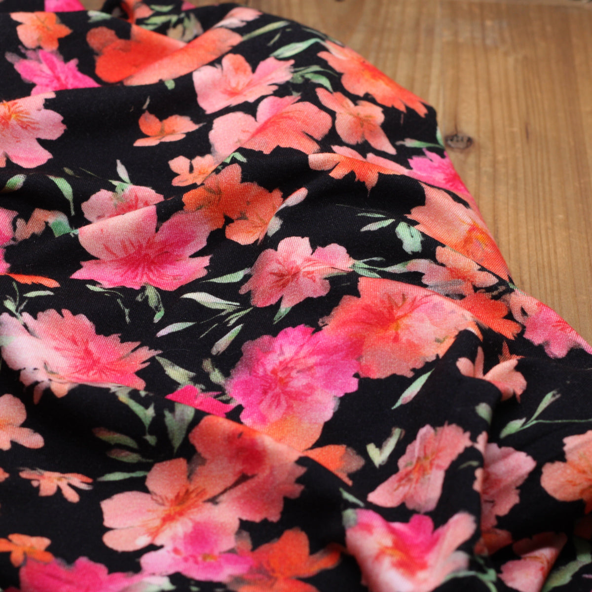 Tissu jersey de viscose CORAIL FLOWERS - Noir (Vendu x10cm) Tissus Sélection Gaspard & Léonie | Gaspard et Léonie Tissus en ligne et Mercerie à Toulouse