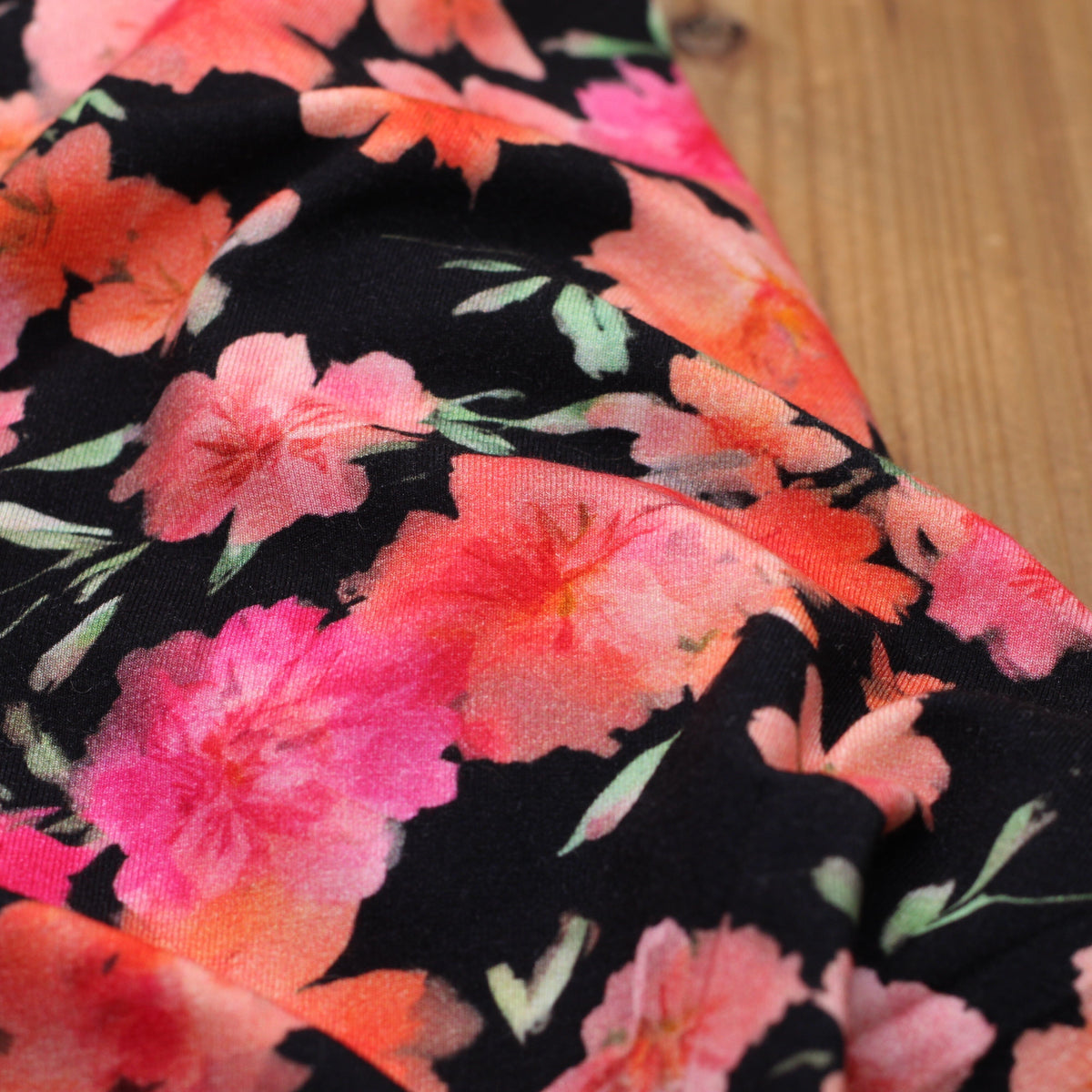 Tissu jersey de viscose CORAIL FLOWERS - Noir (Vendu x10cm) Tissus Sélection Gaspard & Léonie | Gaspard et Léonie Tissus en ligne et Mercerie à Toulouse