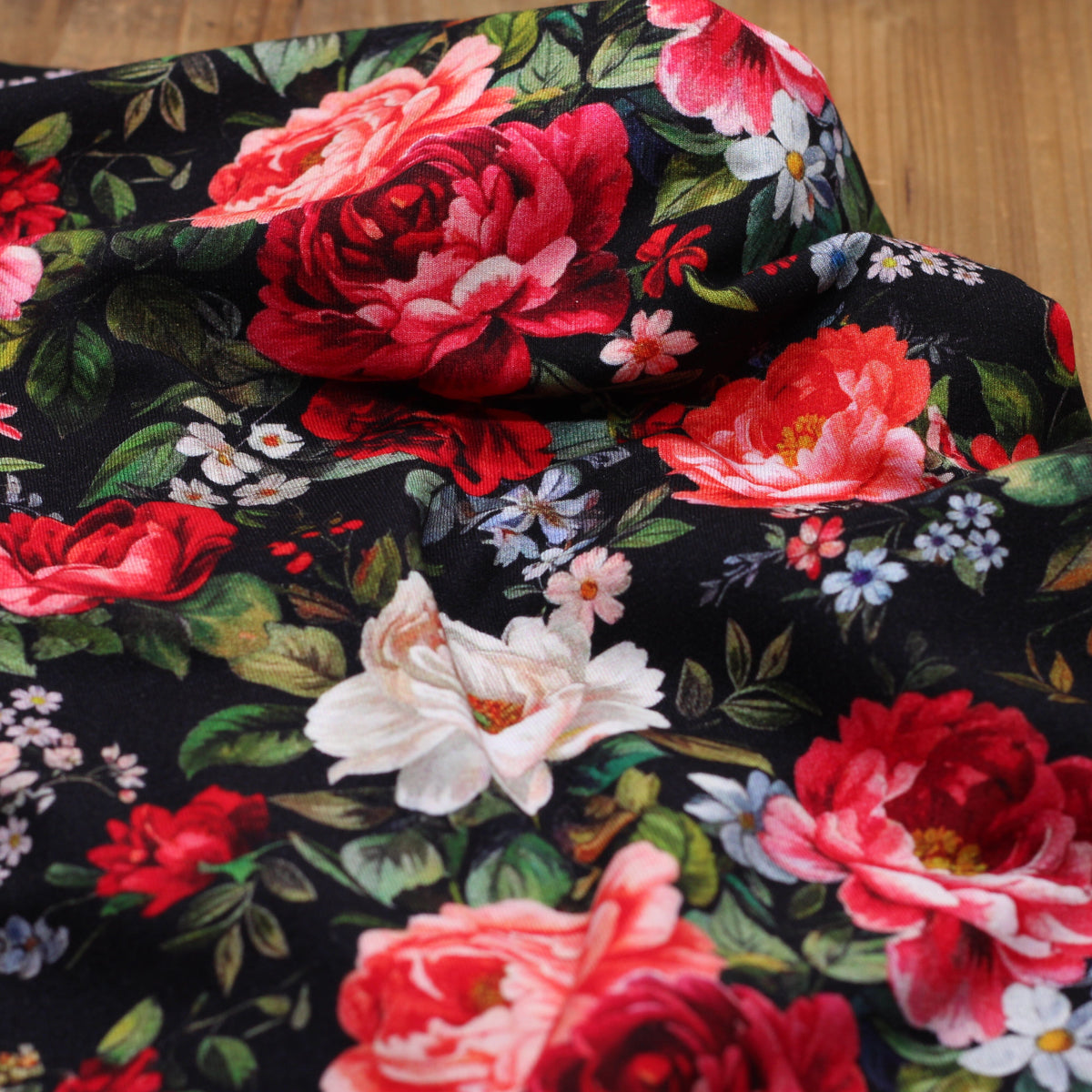 Tissu jersey de viscose RED FLOWERS - Noir (Vendu x10cm) Tissus Sélection Gaspard & Léonie | Gaspard et Léonie Tissus en ligne et Mercerie à Toulouse