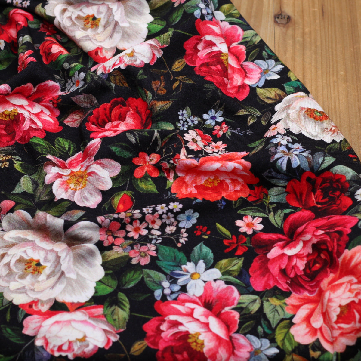 Tissu jersey de viscose RED FLOWERS - Noir (Vendu x10cm) Tissus Sélection Gaspard & Léonie | Gaspard et Léonie Tissus en ligne et Mercerie à Toulouse