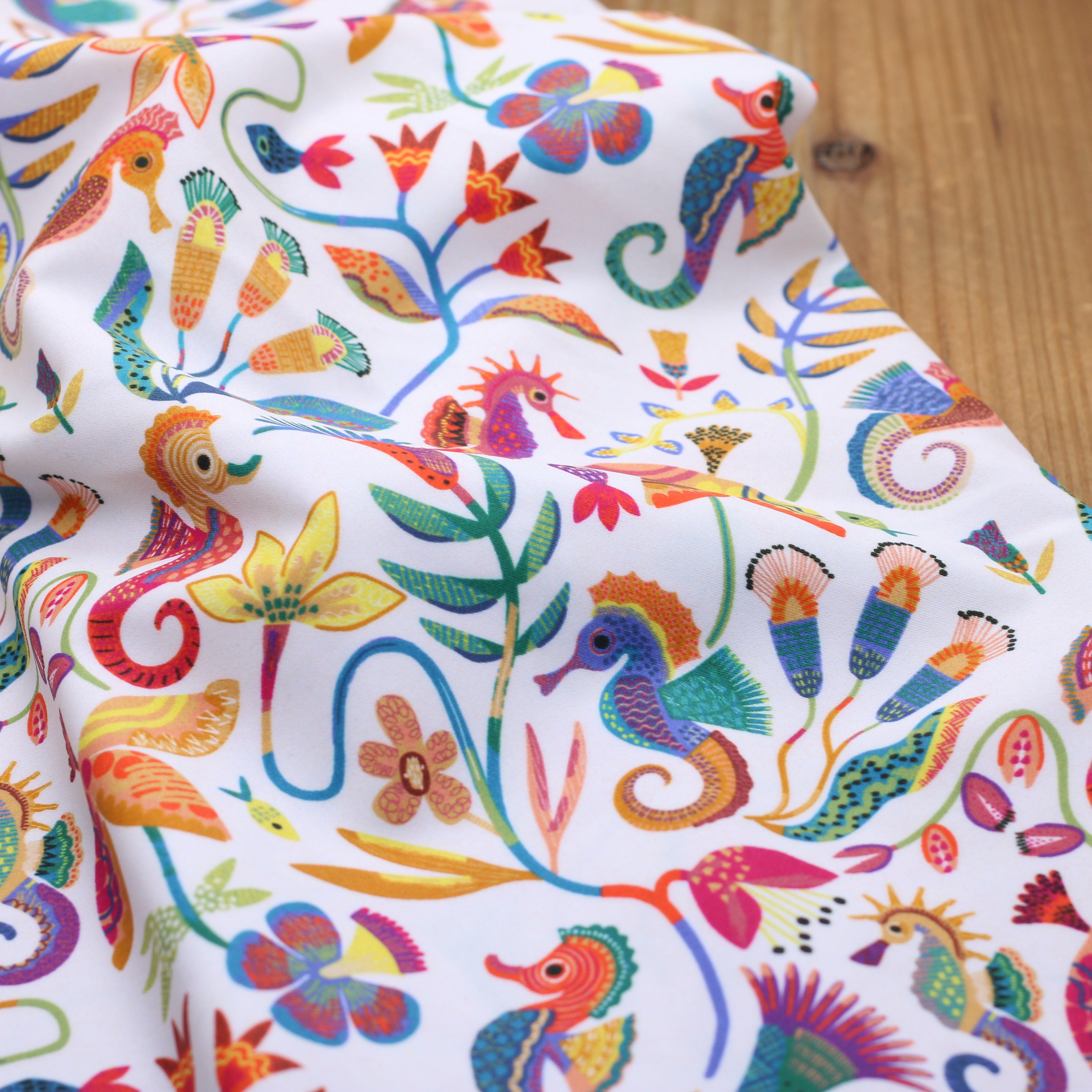 Tissu Lycra Maillot de Bain Imprimé - MEXICO SEAWORLD - Blanc (vendu x10cm) Tissus KATIA | Gaspard et Léonie Tissus en ligne et Mercerie à Toulouse