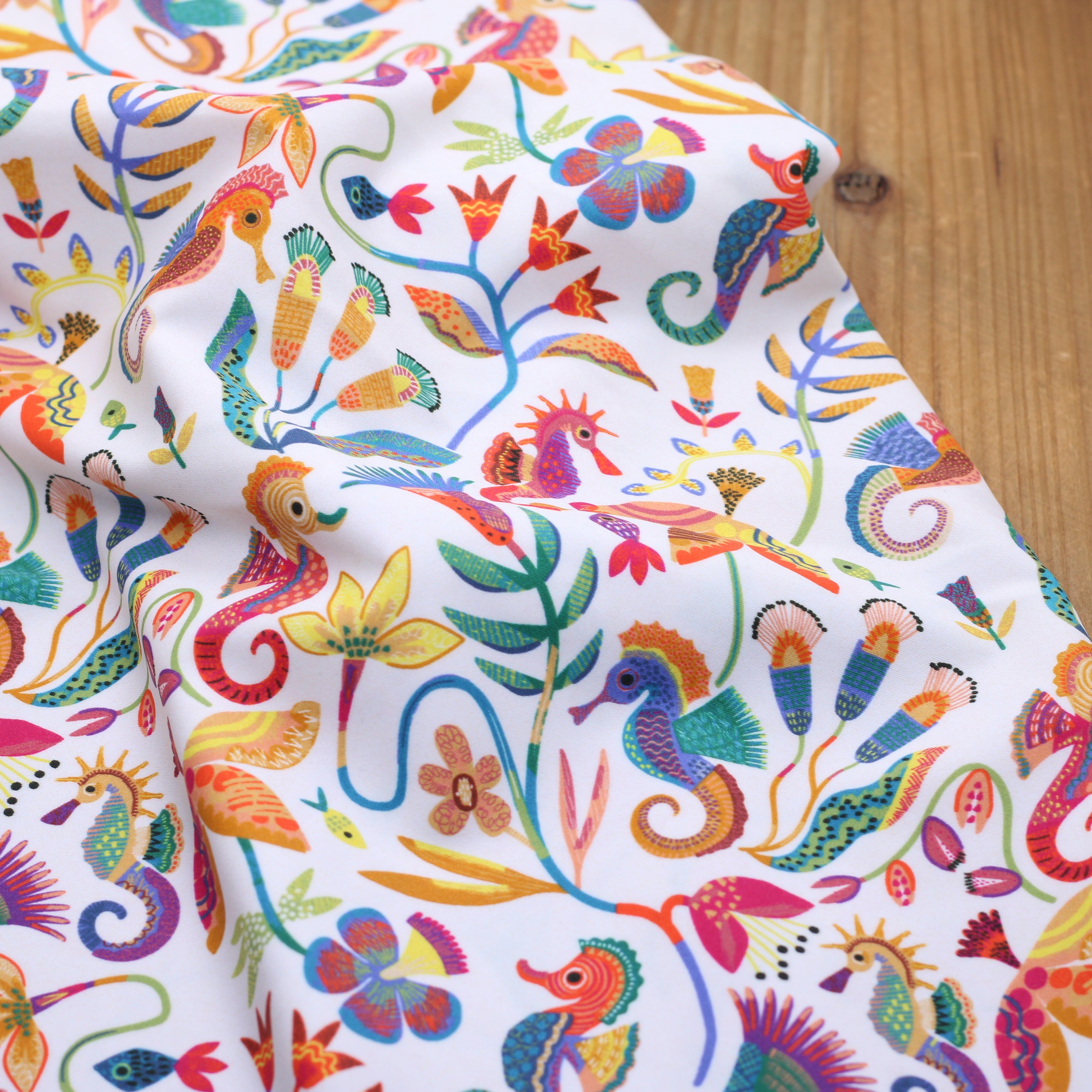 Tissu Lycra Maillot de Bain Imprimé - MEXICO SEAWORLD - Blanc (vendu x10cm) Tissus KATIA | Gaspard et Léonie Tissus en ligne et Mercerie à Toulouse