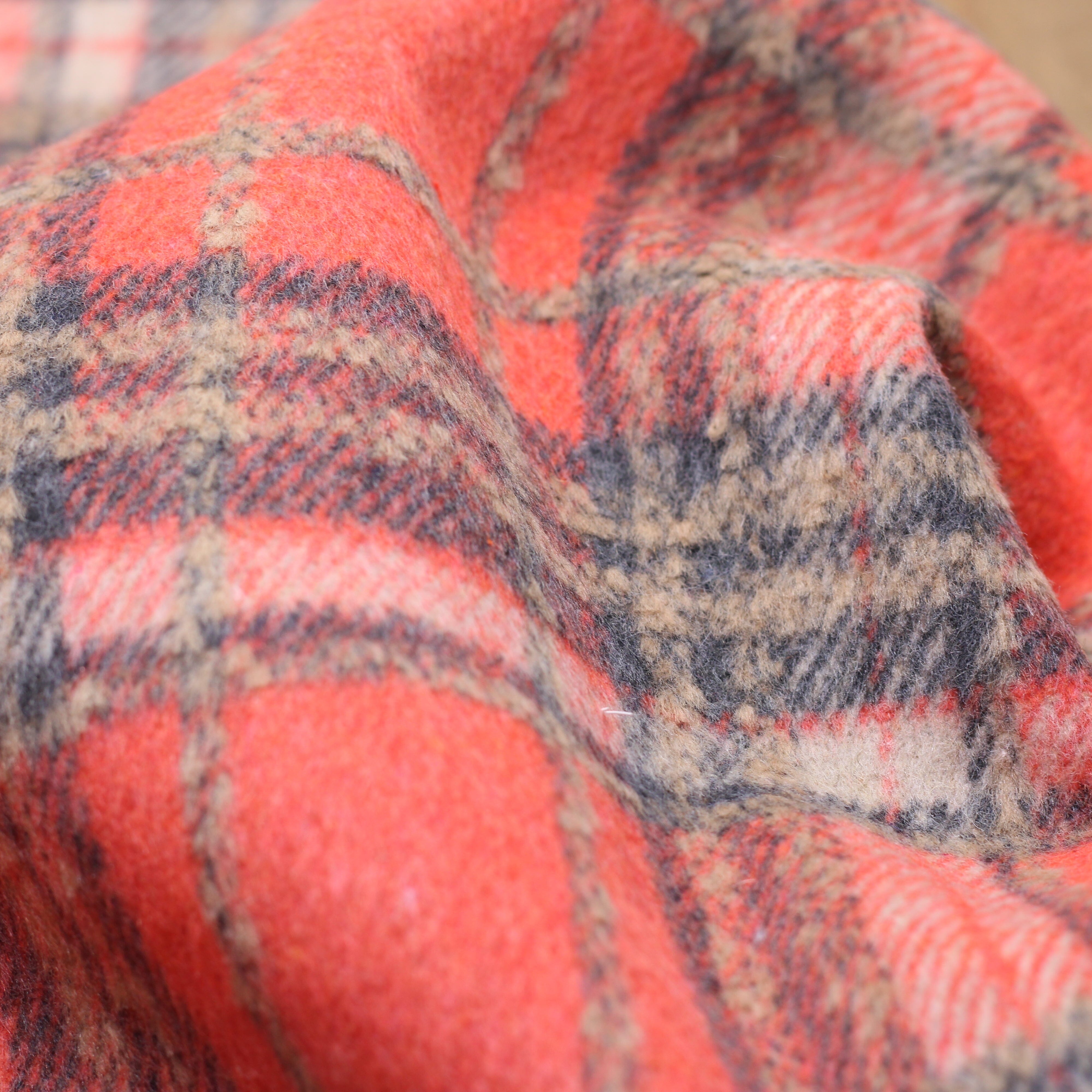Tissu Manteaux - Tartan - Corail/Gris (Vendu x10cm) Tissus Sélection Gaspard & Léonie | Gaspard et Léonie Tissus en ligne et Mercerie à Toulouse