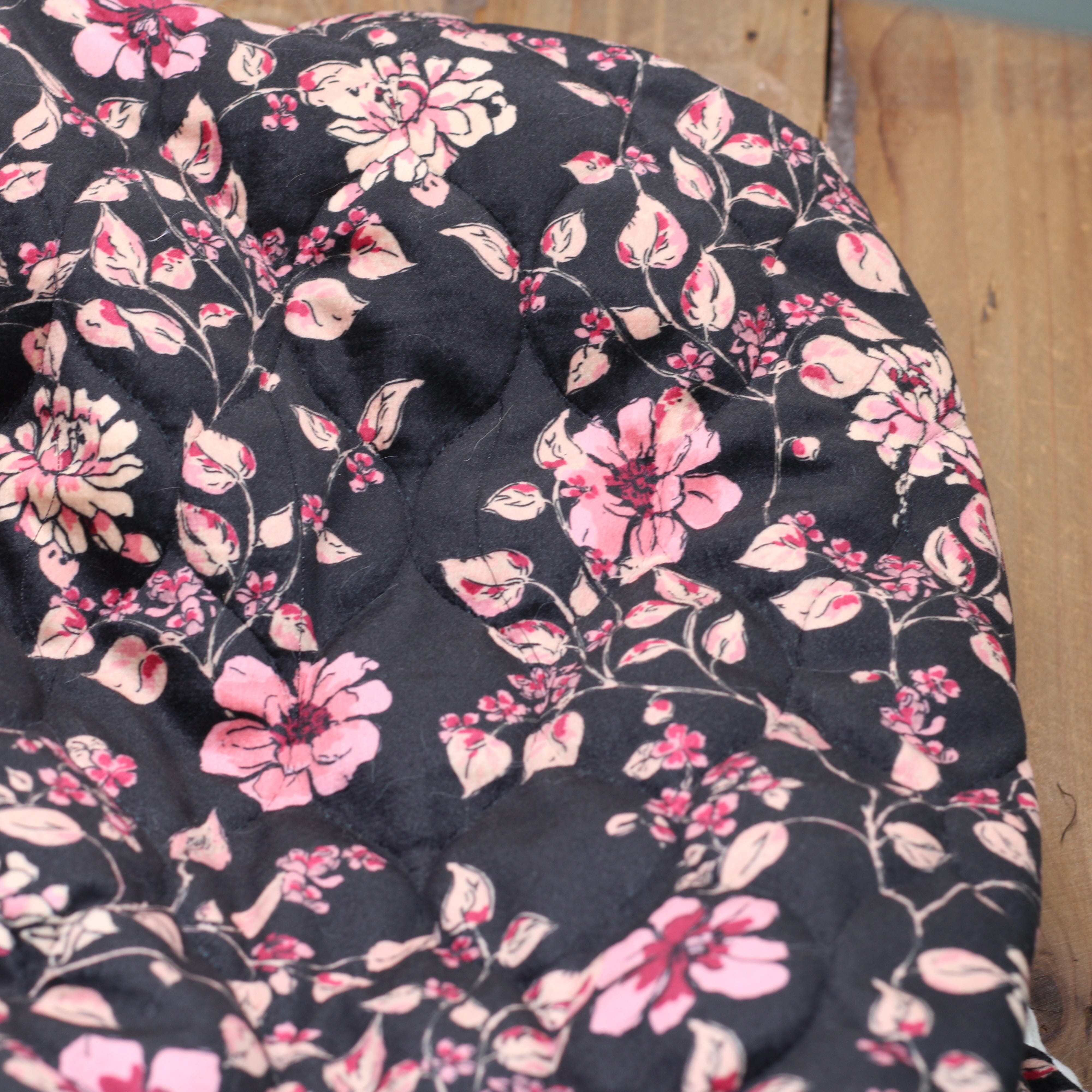 Tissu Molletonné Matelassé - FLEURI - Noir (Vendu x10cm) Tissus Sélection Gaspard & Léonie | Gaspard et Léonie Tissus en ligne et Mercerie à Toulouse