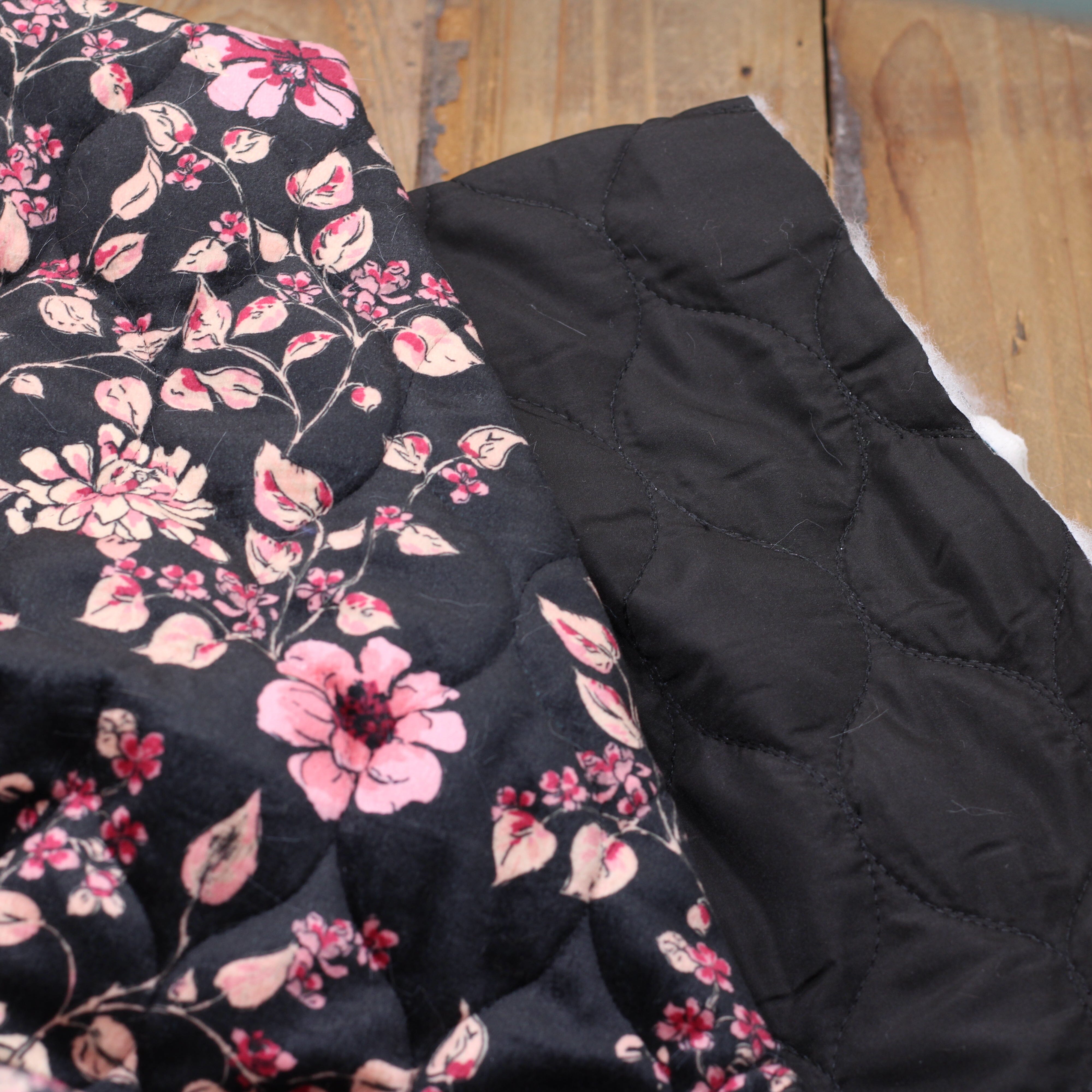 Tissu Molletonné Matelassé - FLEURI - Noir (Vendu x10cm) Tissus Sélection Gaspard & Léonie | Gaspard et Léonie Tissus en ligne et Mercerie à Toulouse