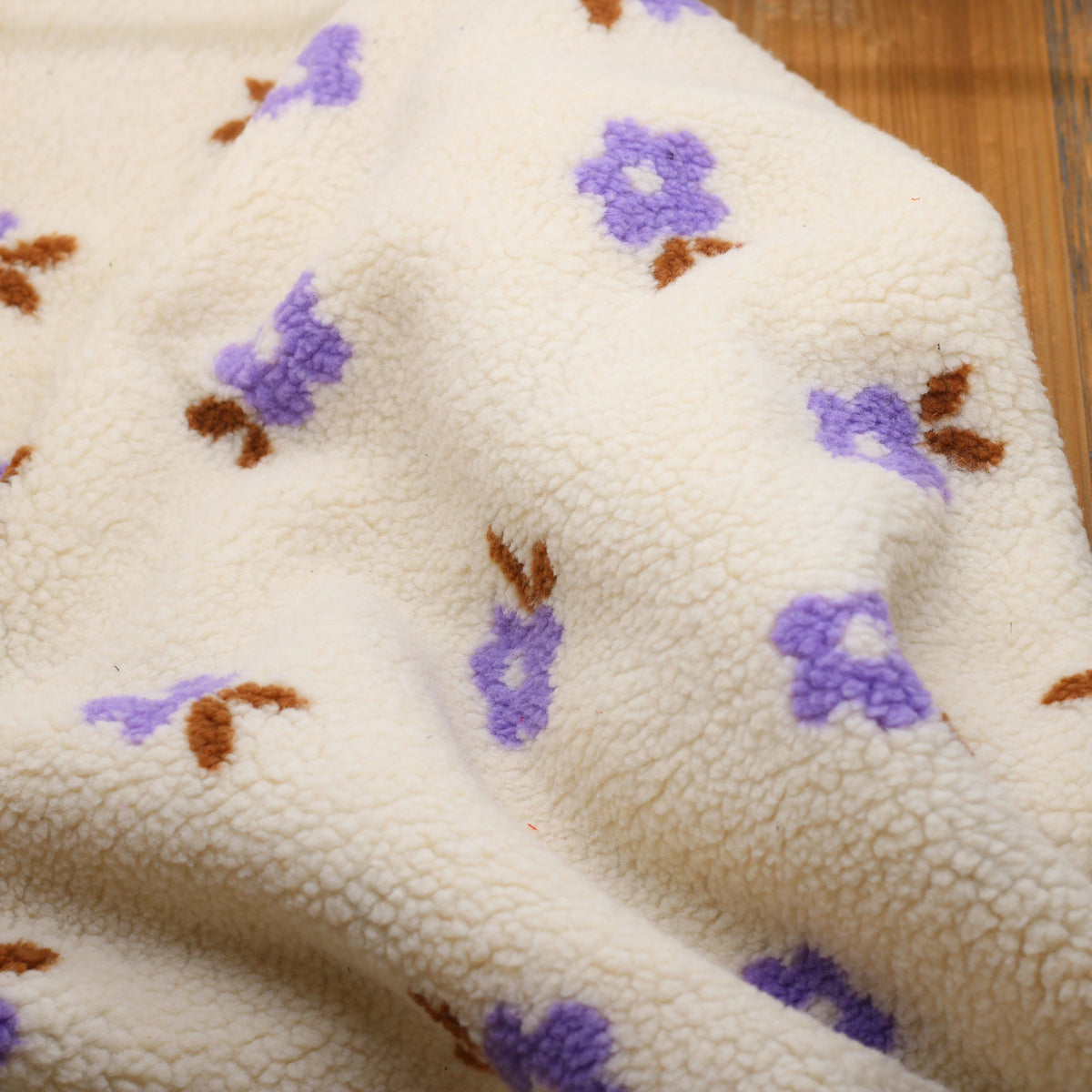 Tissu Polaire Jacquard - FLEURI - Ecru/Violet (Vendu x10cm) Tissus Sélection Gaspard & Léonie | Gaspard et Léonie Tissus en ligne et Mercerie à Toulouse
