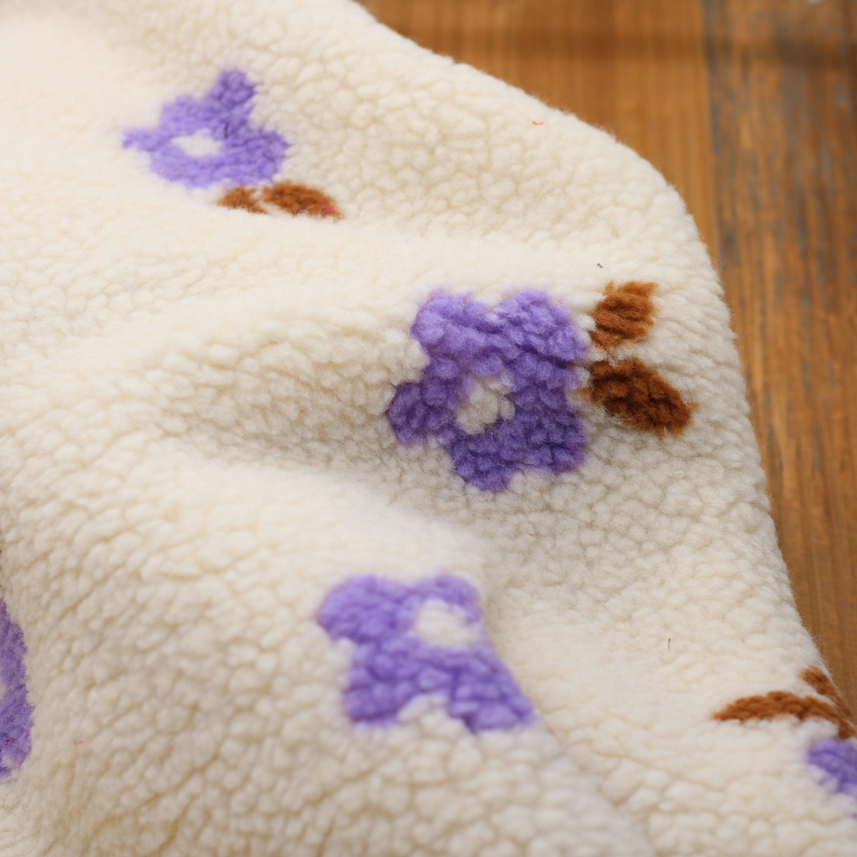 Tissu Polaire Jacquard - FLEURI - Ecru/Violet (Vendu x10cm) Tissus Sélection Gaspard & Léonie | Gaspard et Léonie Tissus en ligne et Mercerie à Toulouse