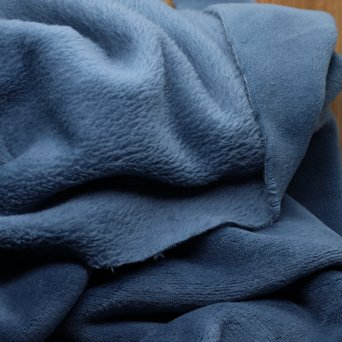 Tissu Polaire - TEDDY - Bleu denim (Vendu x10cm) Tissus Sélection Gaspard & Léonie | Gaspard et Léonie Tissus en ligne et Mercerie à Toulouse