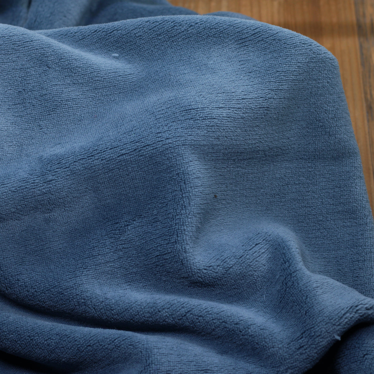 Tissu Polaire - TEDDY - Bleu denim (Vendu x10cm) Tissus Sélection Gaspard & Léonie | Gaspard et Léonie Tissus en ligne et Mercerie à Toulouse