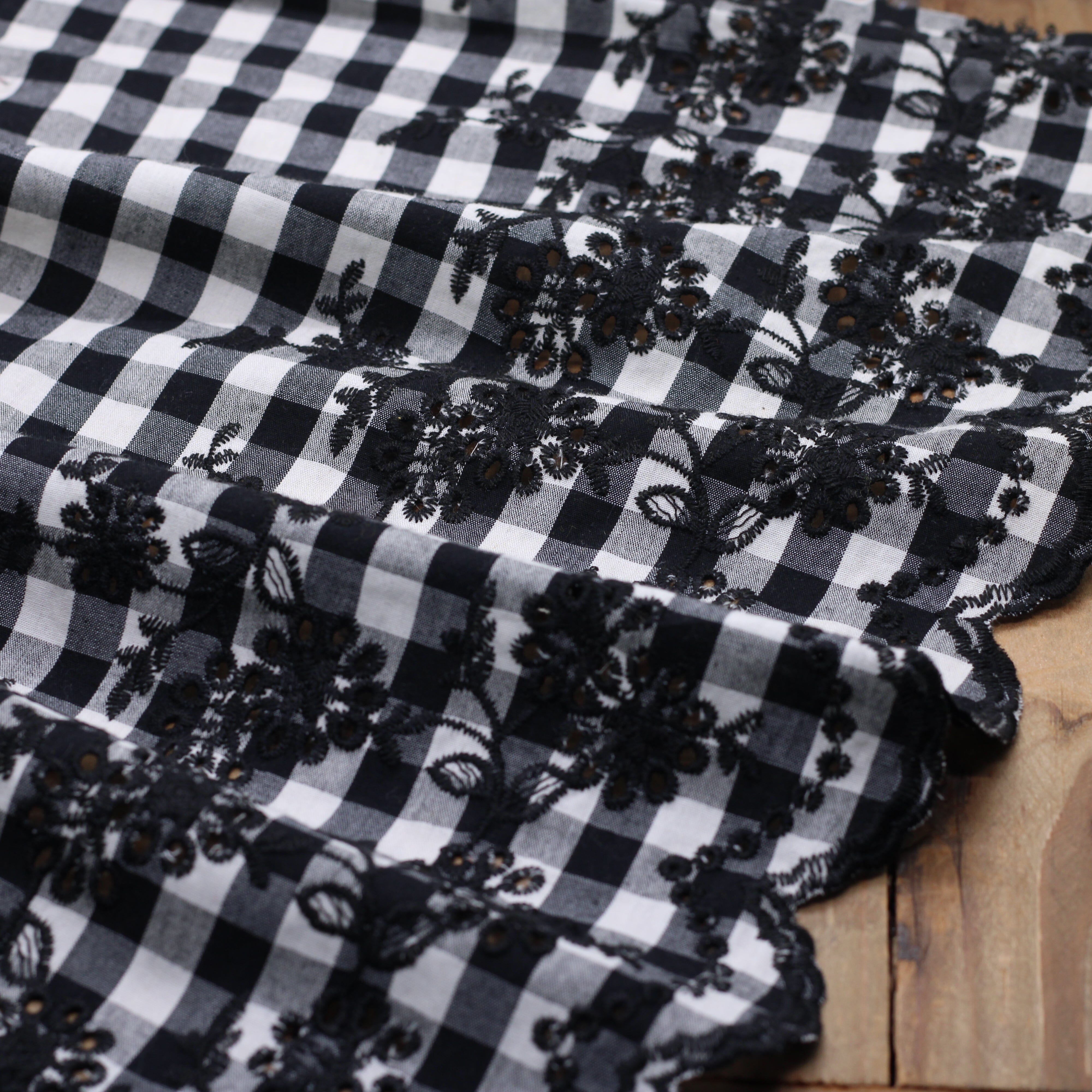 Tissu popeline coton VICHY Brodé fleuri festonné - NOIR/ECRU (Vendu x10cm) Tissus Sélection Gaspard & Léonie | Gaspard et Léonie Tissus en ligne et Mercerie à Toulouse