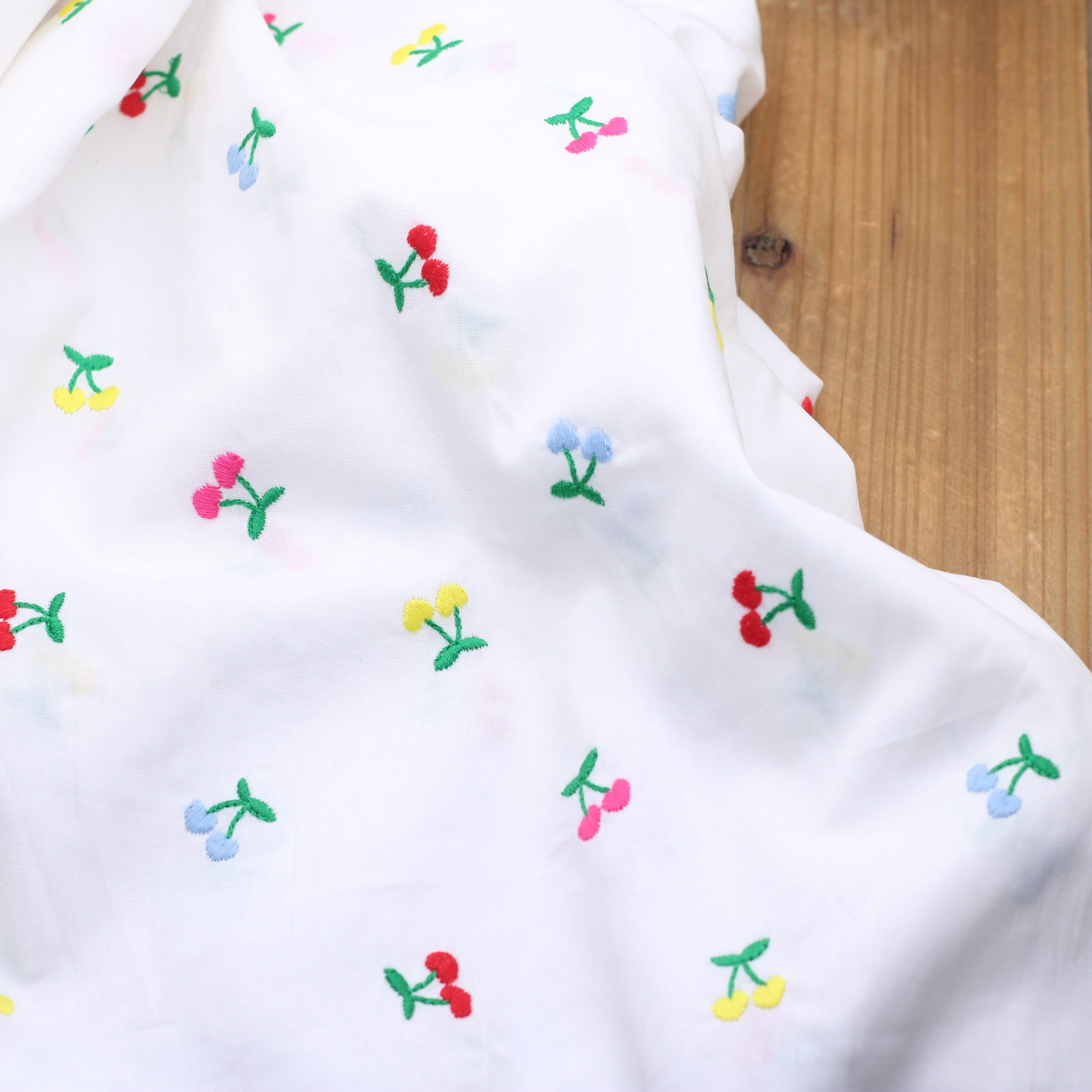 Tissu popeline de coton brodé - CERISES COEURS - Blanc (Vendu x10cm) Tissus Sélection Gaspard & Léonie | Gaspard et Léonie Tissus en ligne et Mercerie à Toulouse