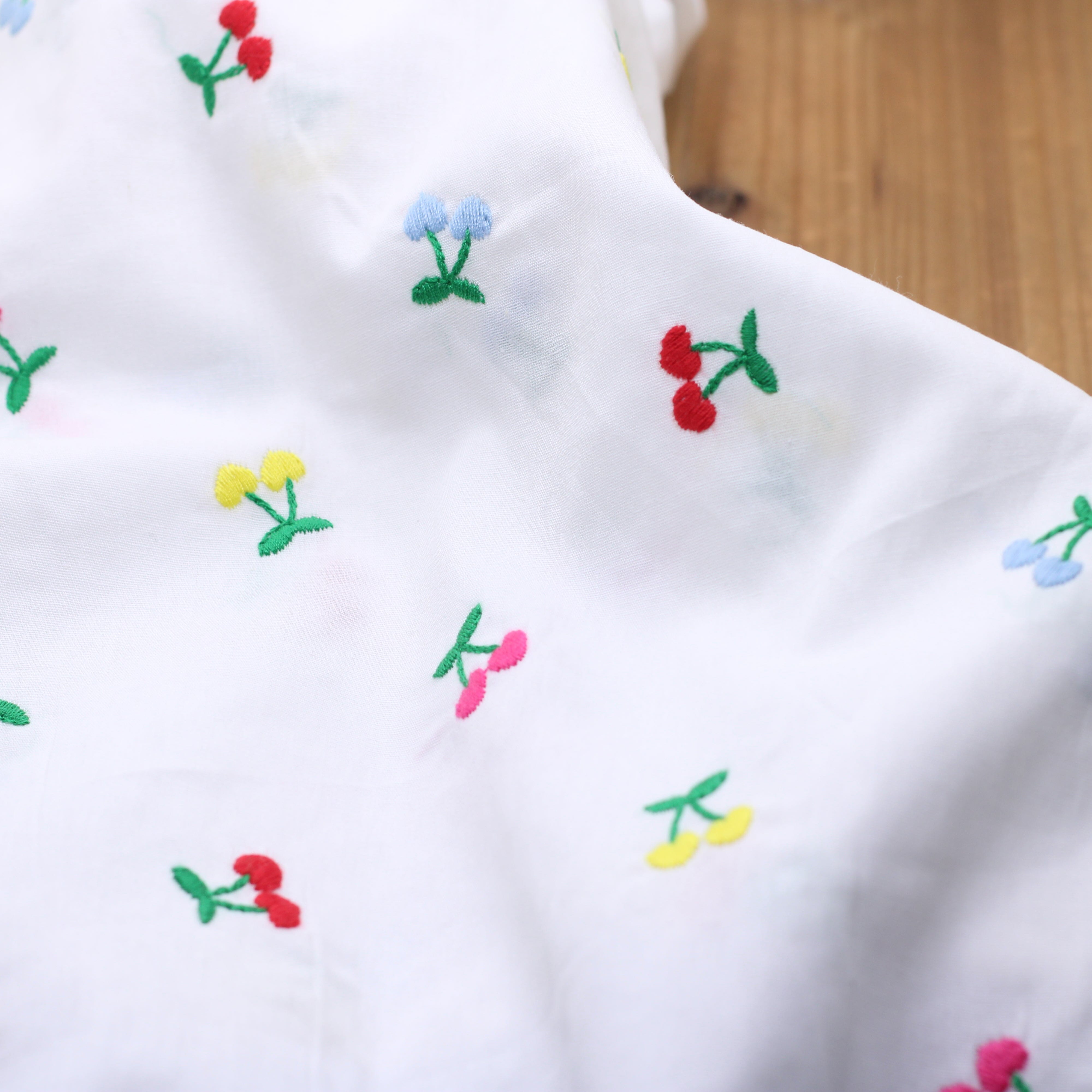 Tissu popeline de coton brodé - CERISES COEURS - Blanc (Vendu x10cm) Tissus Sélection Gaspard & Léonie | Gaspard et Léonie Tissus en ligne et Mercerie à Toulouse