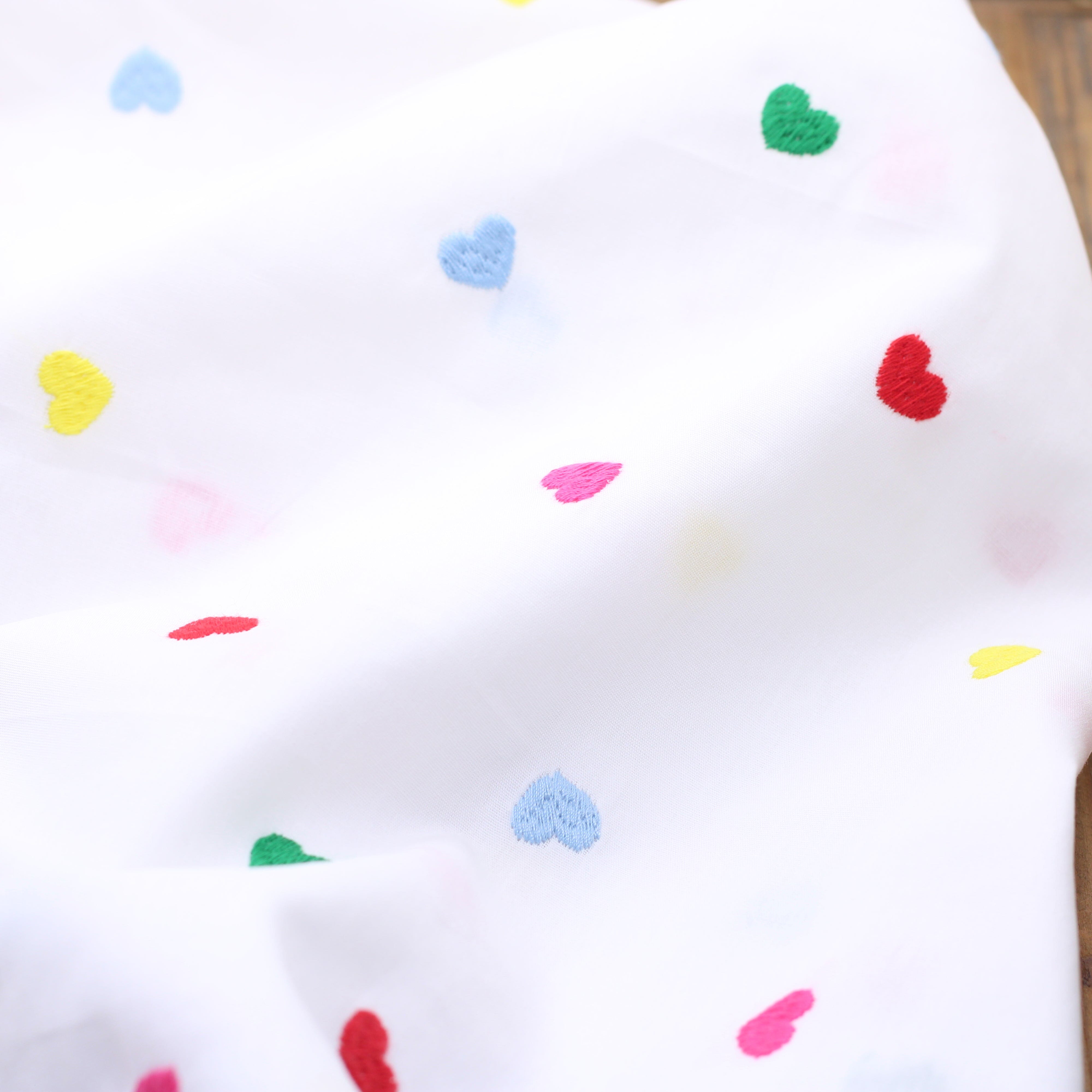 Tissu popeline de coton brodé - COEURS - Blanc (Vendu x10cm) Tissus Sélection Gaspard & Léonie | Gaspard et Léonie Tissus en ligne et Mercerie à Toulouse