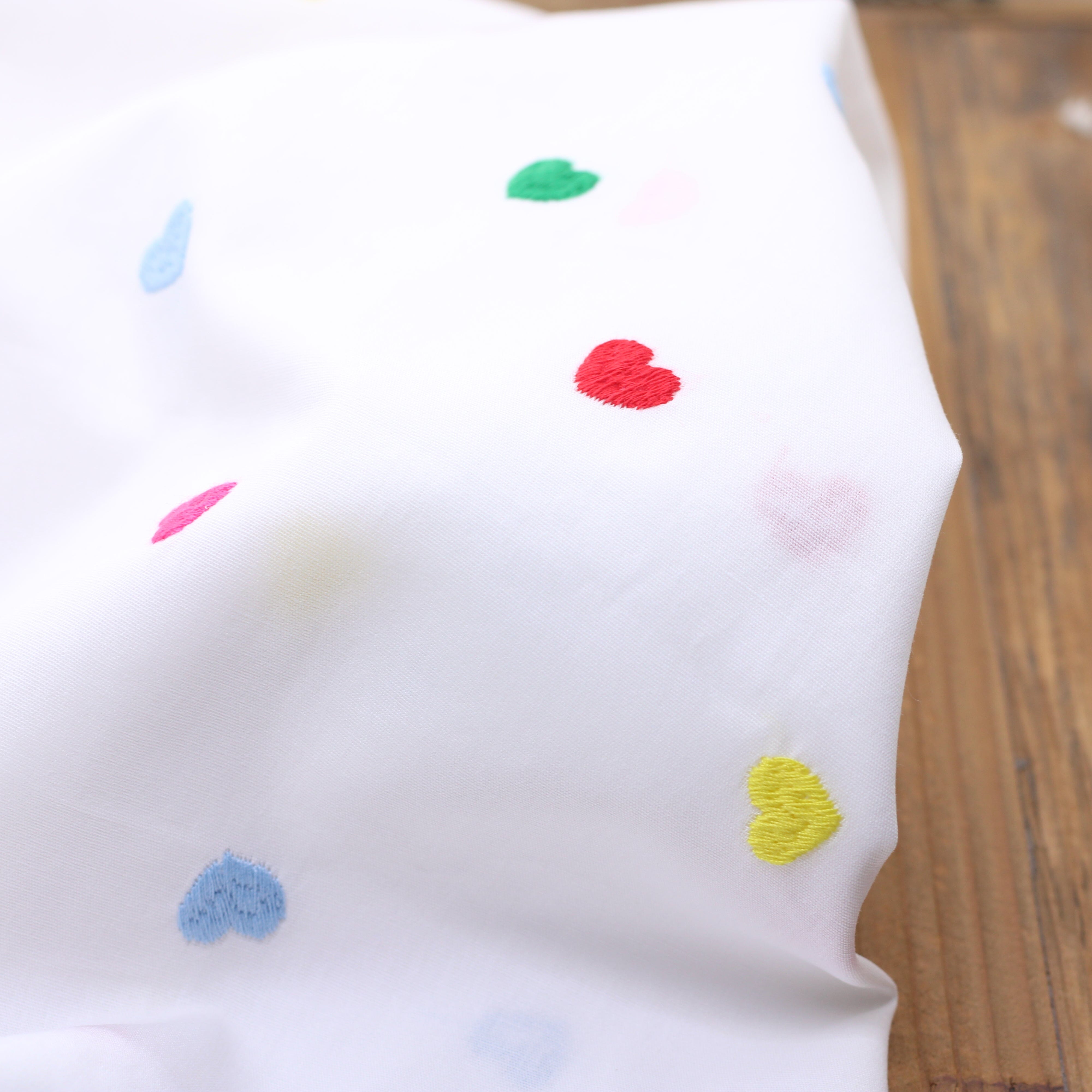 Tissu popeline de coton brodé - COEURS - Blanc (Vendu x10cm) Tissus Sélection Gaspard & Léonie | Gaspard et Léonie Tissus en ligne et Mercerie à Toulouse