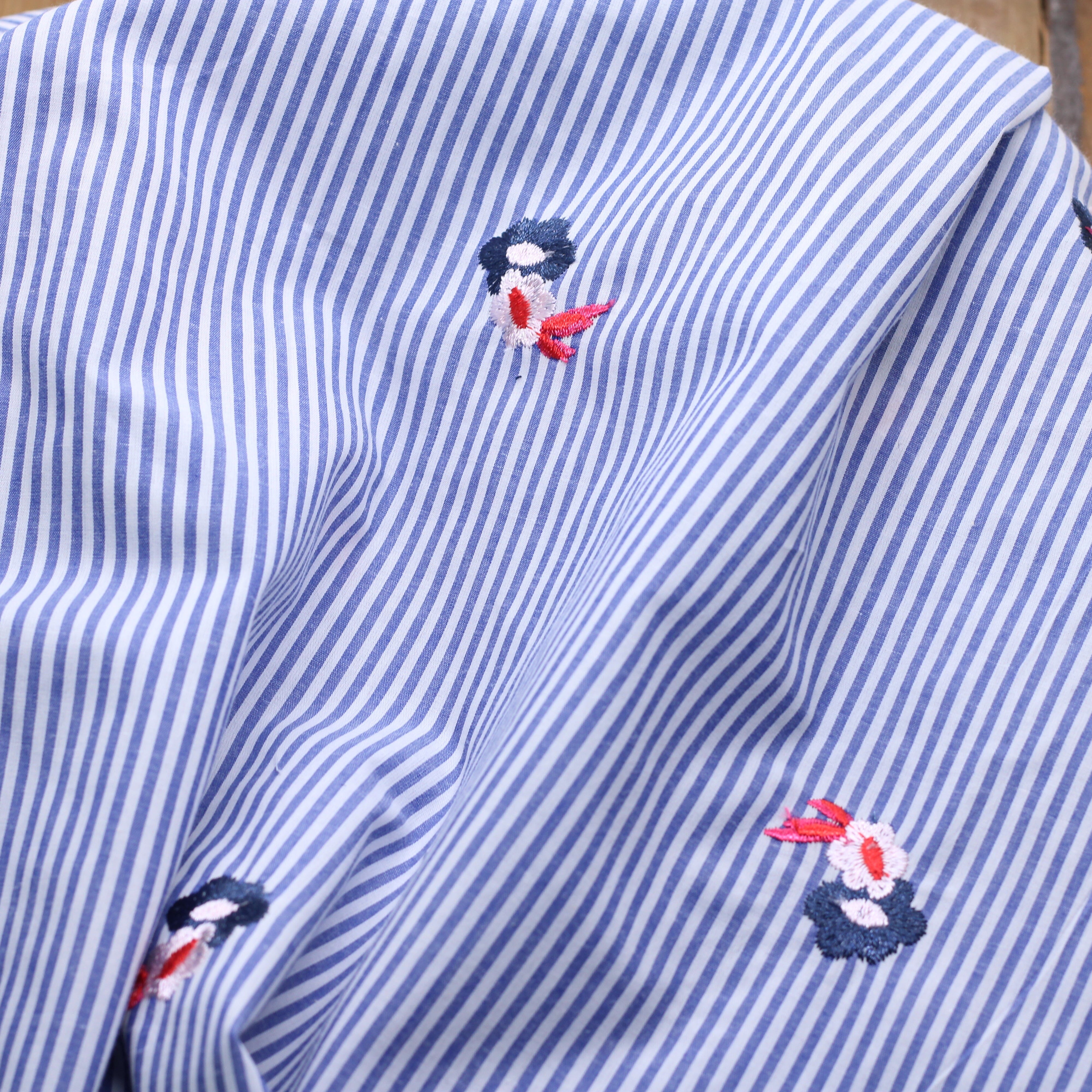 Tissu popeline de coton brodé FLEURI - Blanc Bleu Rouge- (Vendu x10cm) Tissus Sélection Gaspard & Léonie | Gaspard et Léonie Tissus en ligne et Mercerie à Toulouse