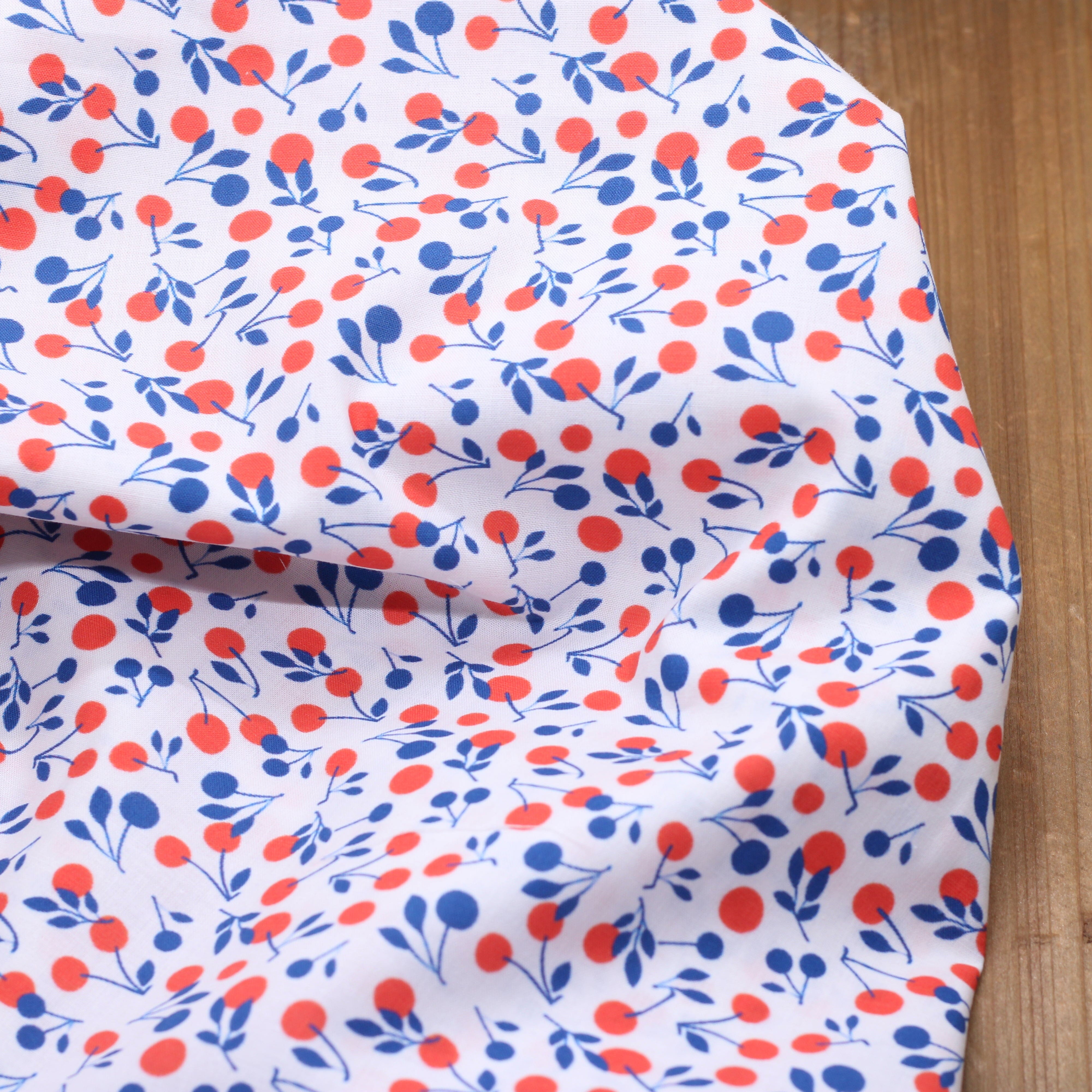 Tissu popeline de coton - CERISES - Rouge/Bleu/Blanc (vendu x10cm) Tissus Sélection Gaspard & Léonie | Gaspard et Léonie Tissus en ligne et Mercerie à Toulouse