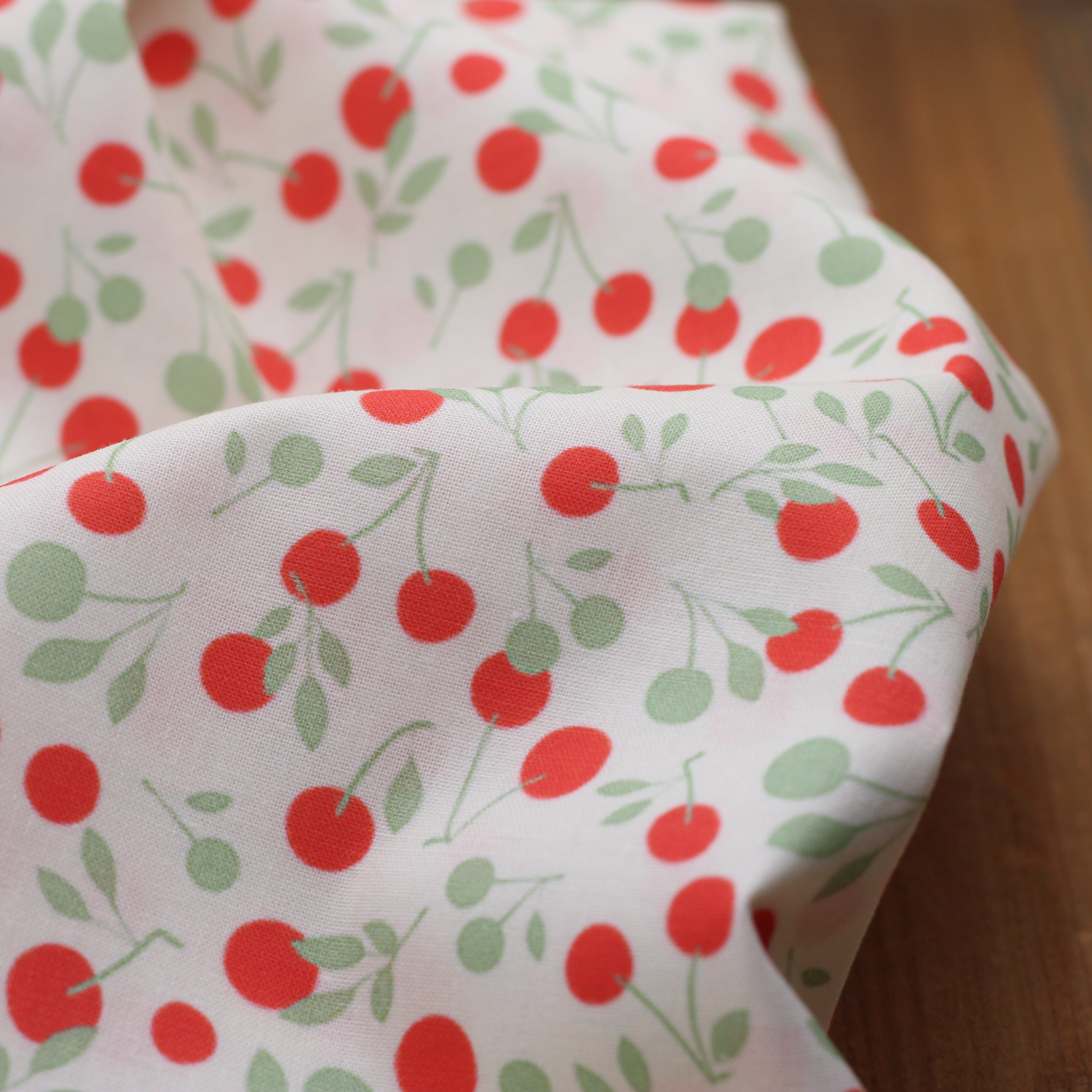 Tissu popeline de coton - CERISES - Rouge/Vert/Ecru (vendu x10cm) Tissus Sélection Gaspard & Léonie | Gaspard et Léonie Tissus en ligne et Mercerie à Toulouse