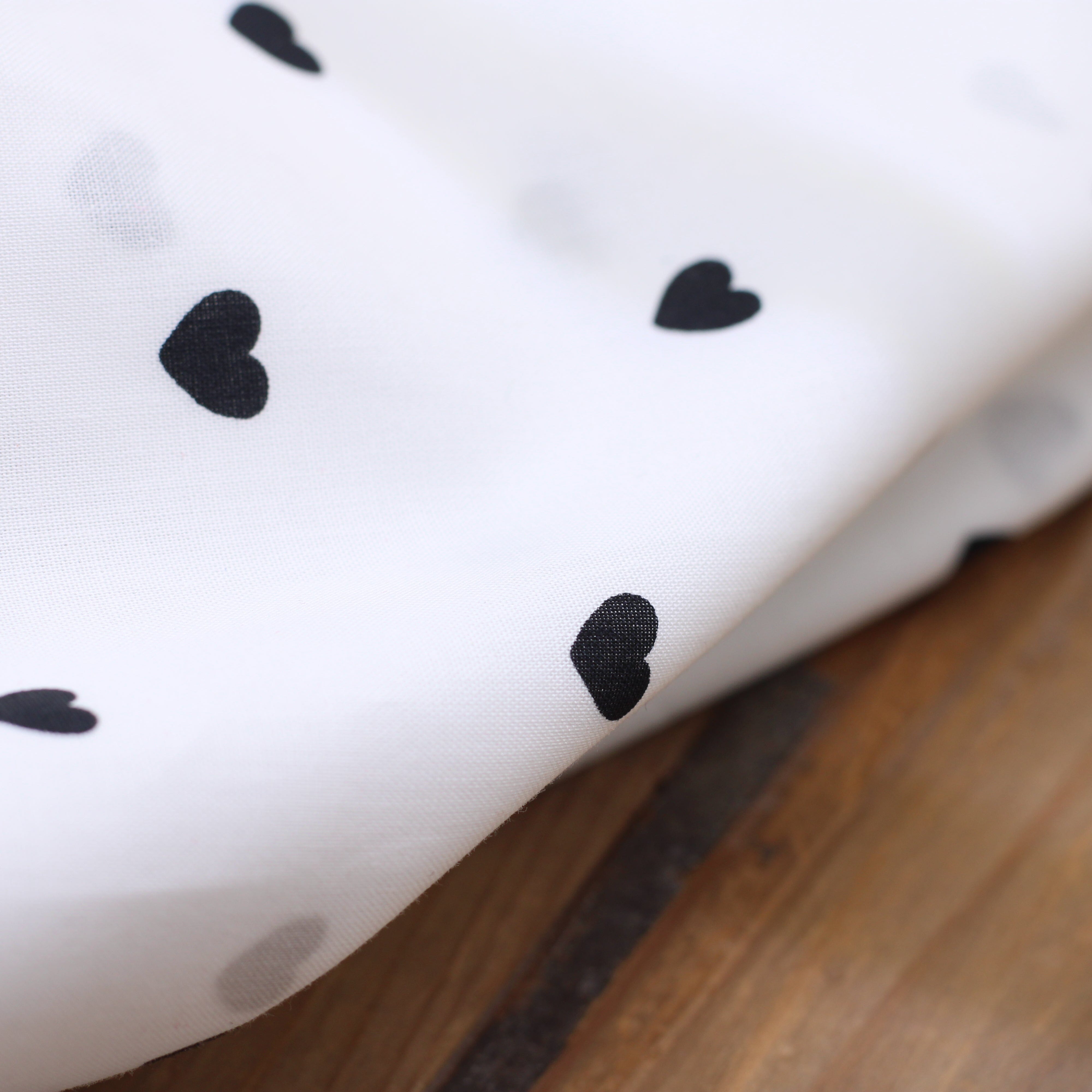 Tissu Popeline de coton - Coeurs - Blanc/Noir (Vendu x10cm) Tissus POPPY Design For You | Gaspard et Léonie Tissus en ligne et Mercerie à Toulouse