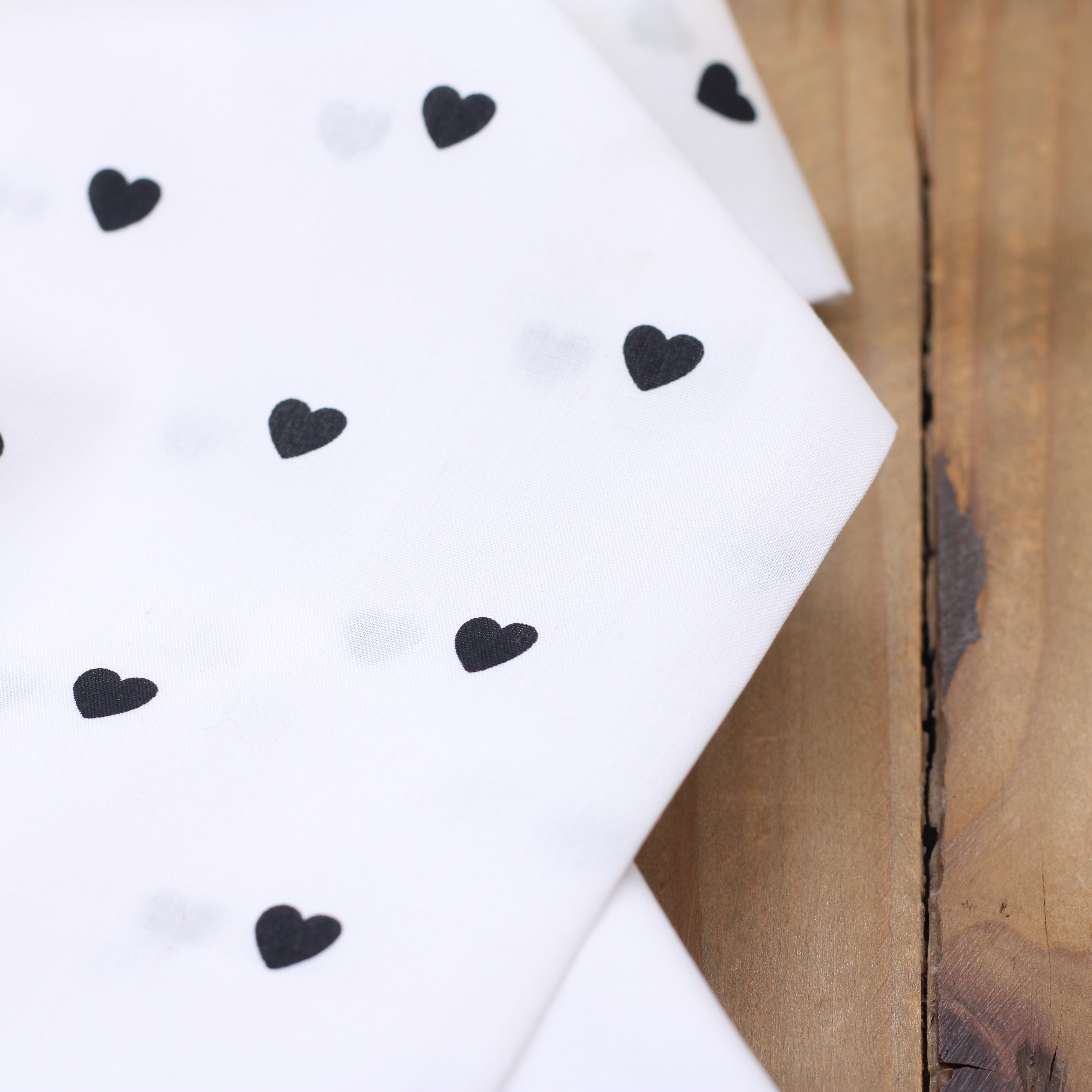 Tissu Popeline de coton - Coeurs - Blanc/Noir (Vendu x10cm) Tissus POPPY Design For You | Gaspard et Léonie Tissus en ligne et Mercerie à Toulouse