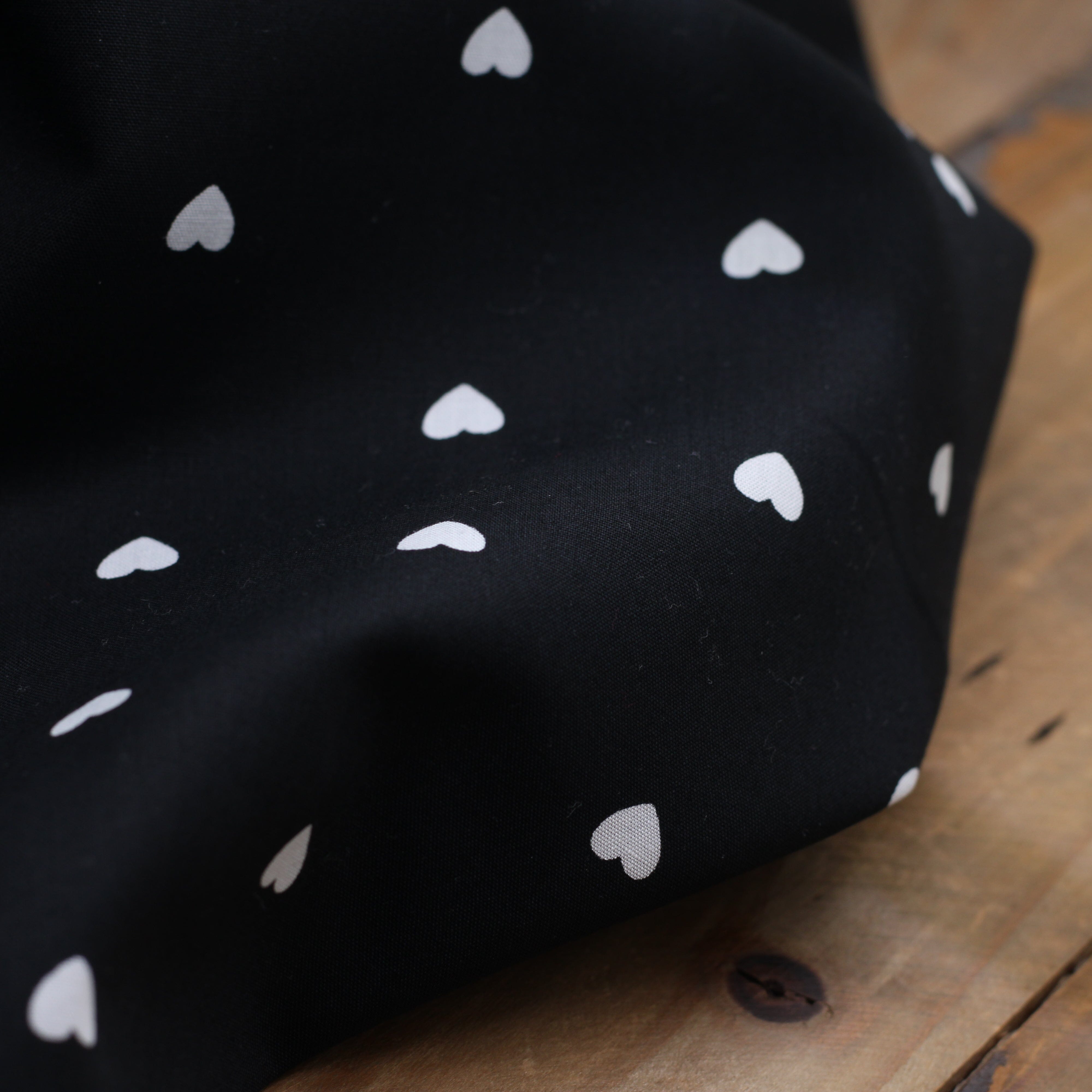 Tissu Popeline de coton - Coeurs - Noir/Blanc (Vendu x10cm) Tissus POPPY Design For You | Gaspard et Léonie Tissus en ligne et Mercerie à Toulouse