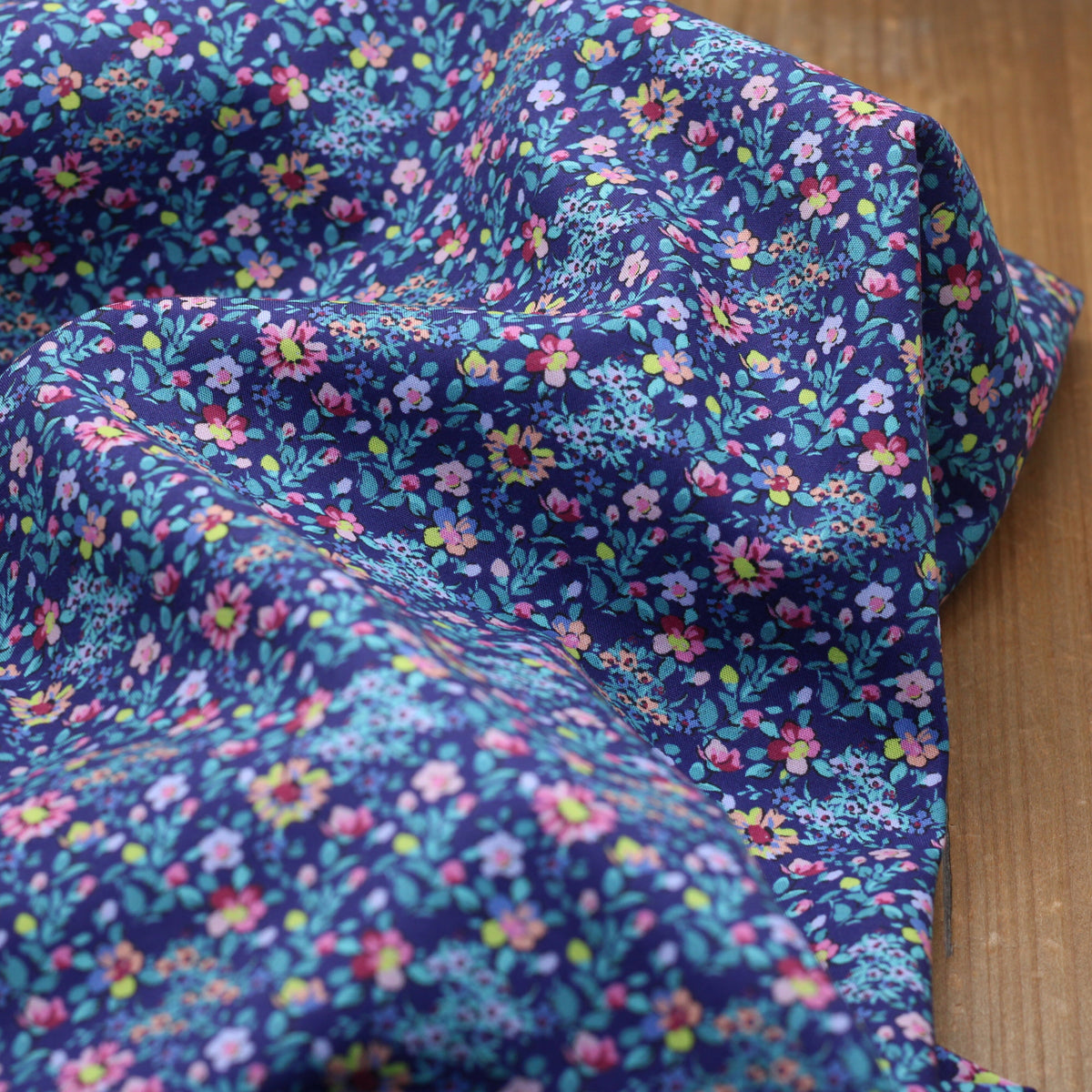 Tissu popeline de coton fleuri - FLOWER MINI - Bleu marine (Vendu x10cm) Tissus Sélection Gaspard & Léonie | Gaspard et Léonie Tissus en ligne et Mercerie à Toulouse