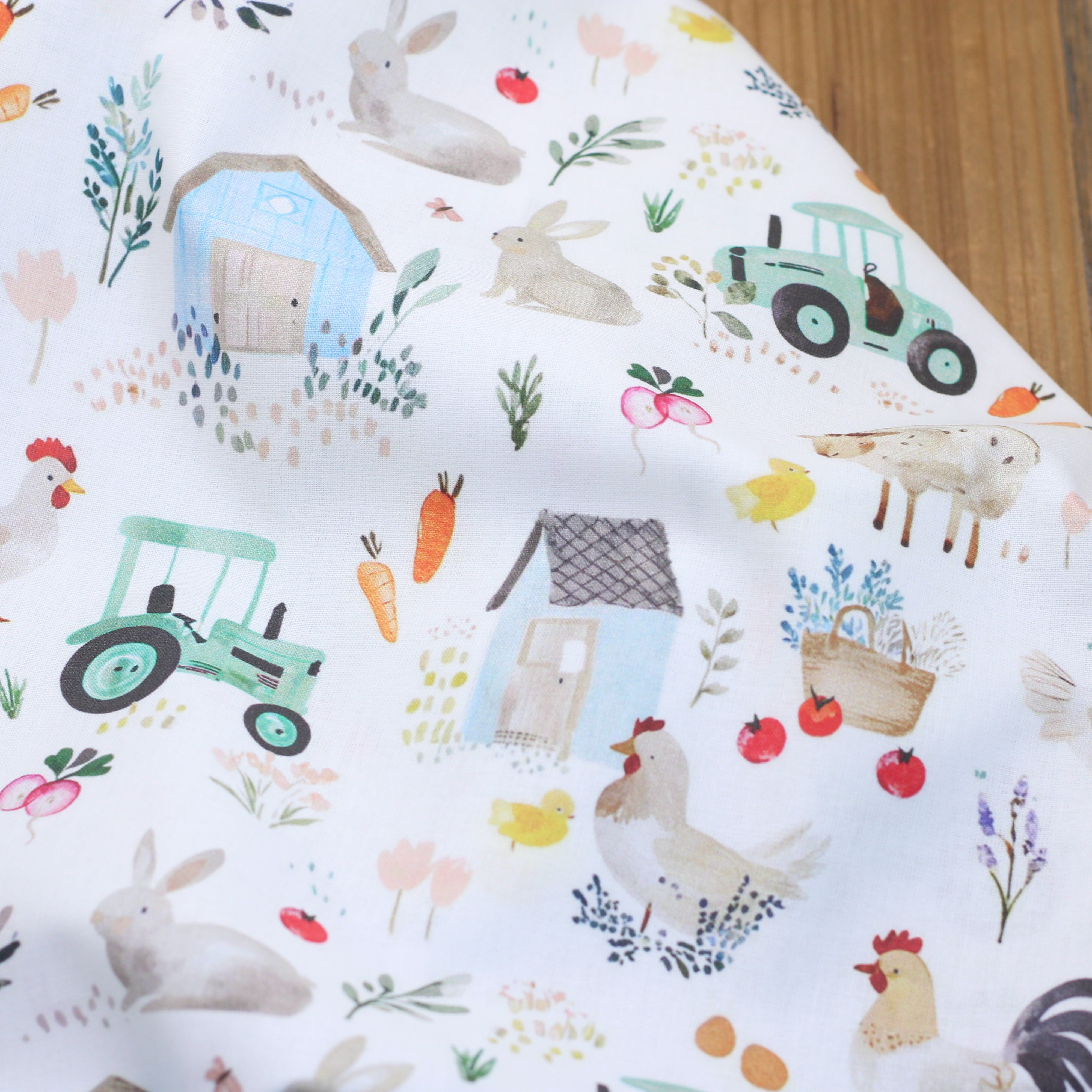 Tissu popeline de coton - TRACTEUR - Blanc (vendu x10cm) Tissus DOMOTEX | Gaspard et Léonie Tissus en ligne et Mercerie à Toulouse