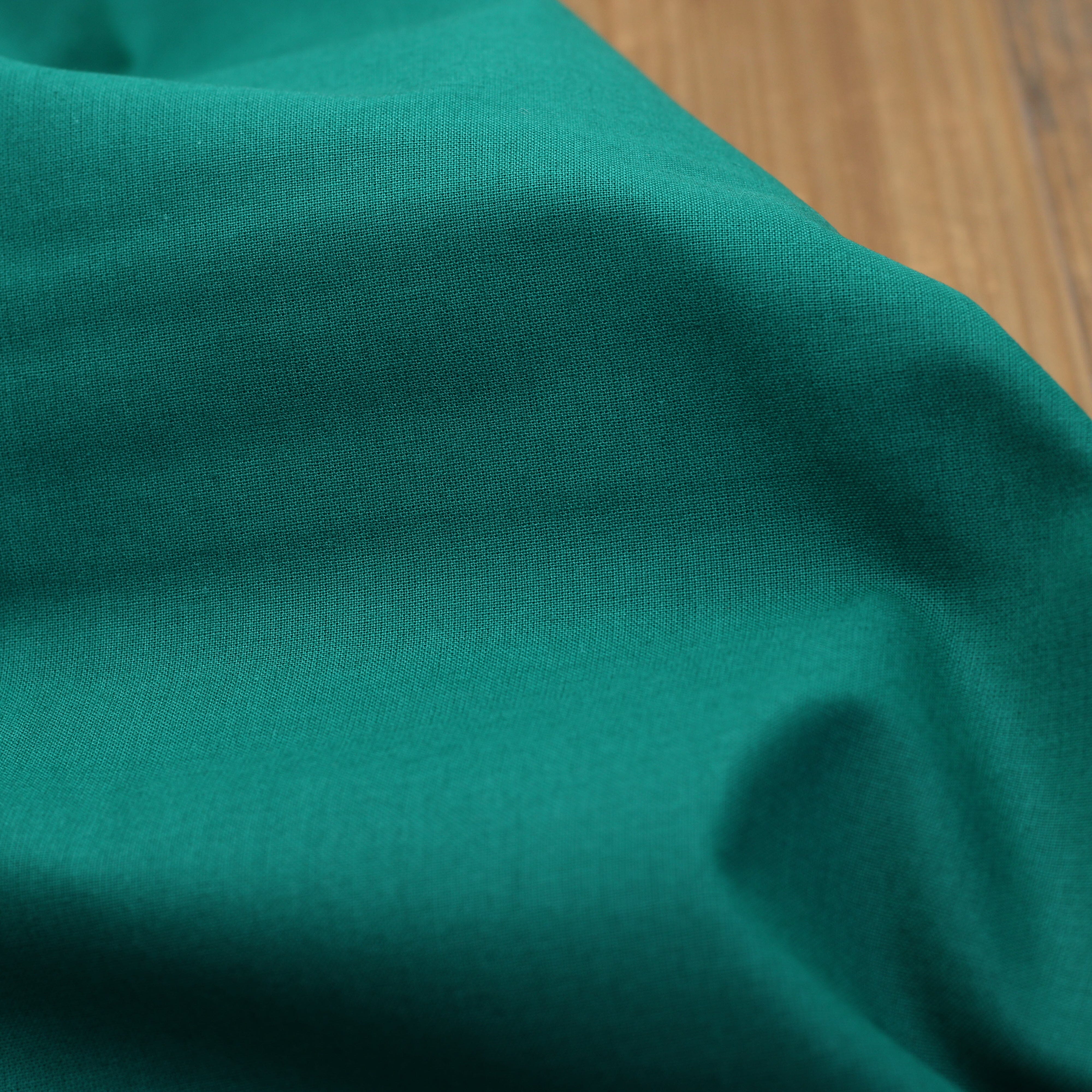 Tissu popeline de coton uni Vert Emeraude (Vendu x10cm) Tissus Sélection Gaspard & Léonie | Gaspard et Léonie Tissus en ligne et Mercerie à Toulouse