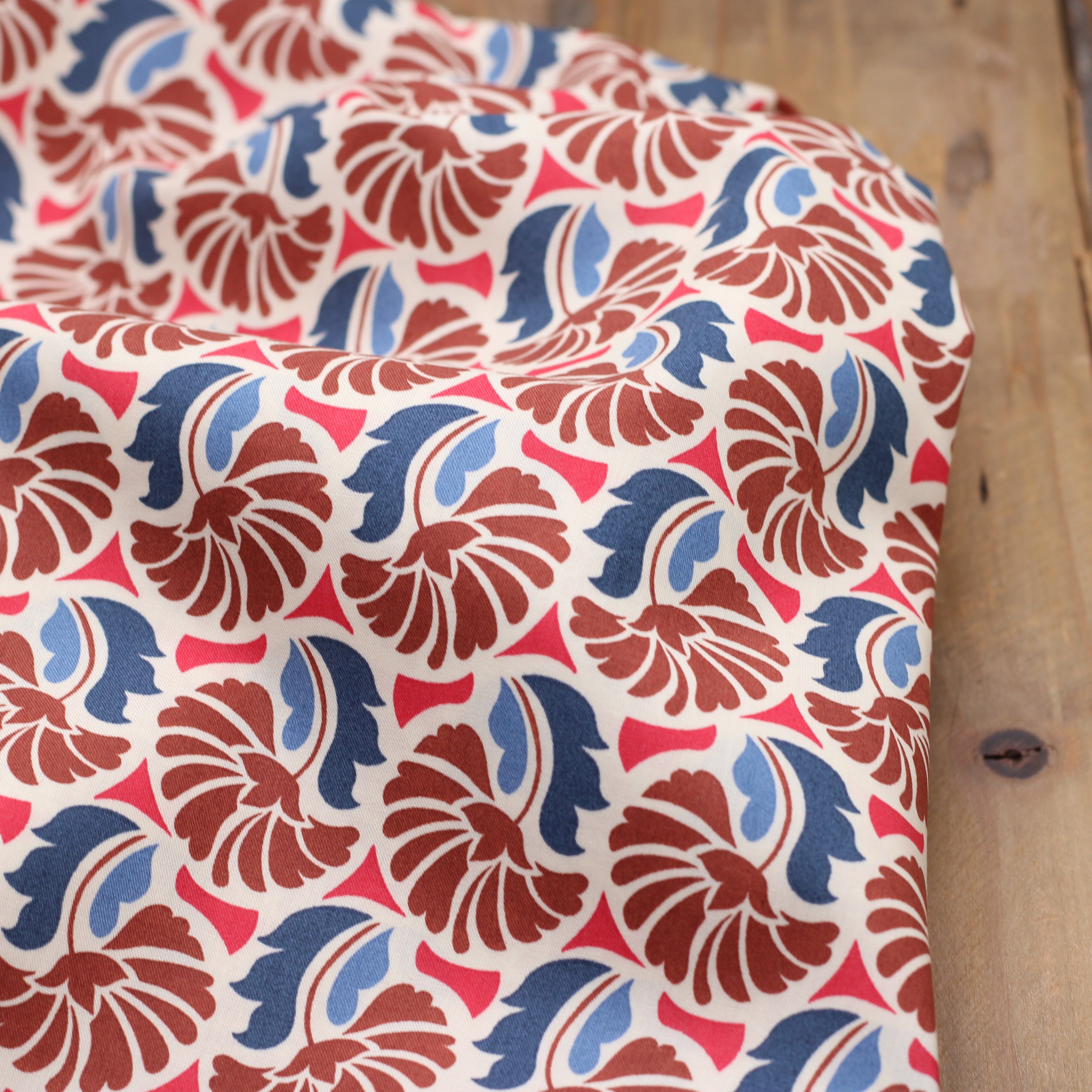 Tissu Popeline de coton - VINTAGE FLOWERS - Bleu/rouge (Vendu x10cm) Tissus POPPY Design For You | Gaspard et Léonie Tissus en ligne et Mercerie à Toulouse