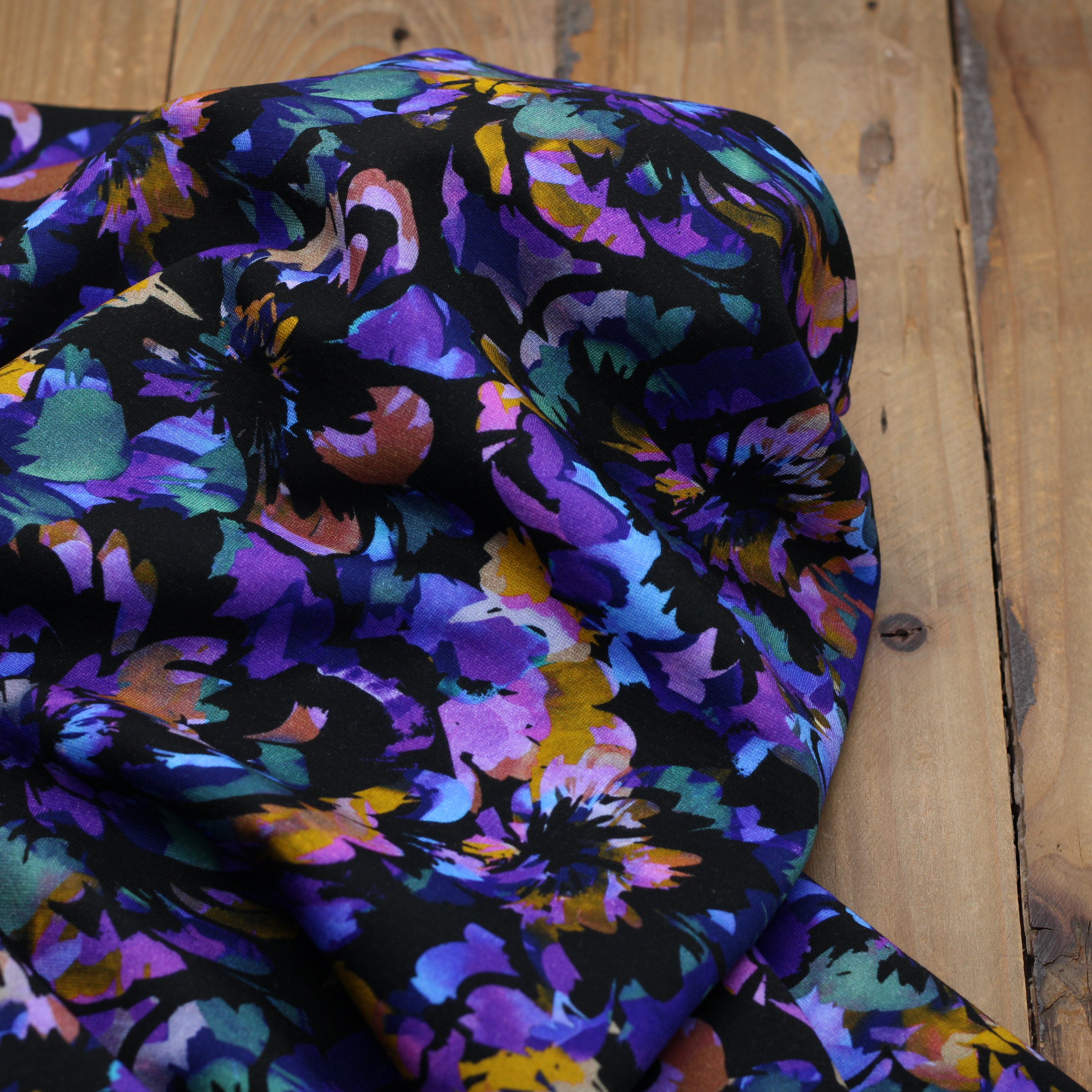 Tissu Punta di Roma - Jersey de viscose - BLUE FLOWERS - Noir(Vendu x10cm) Tissus Sélection Gaspard & Léonie | Gaspard et Léonie Tissus en ligne et Mercerie à Toulouse