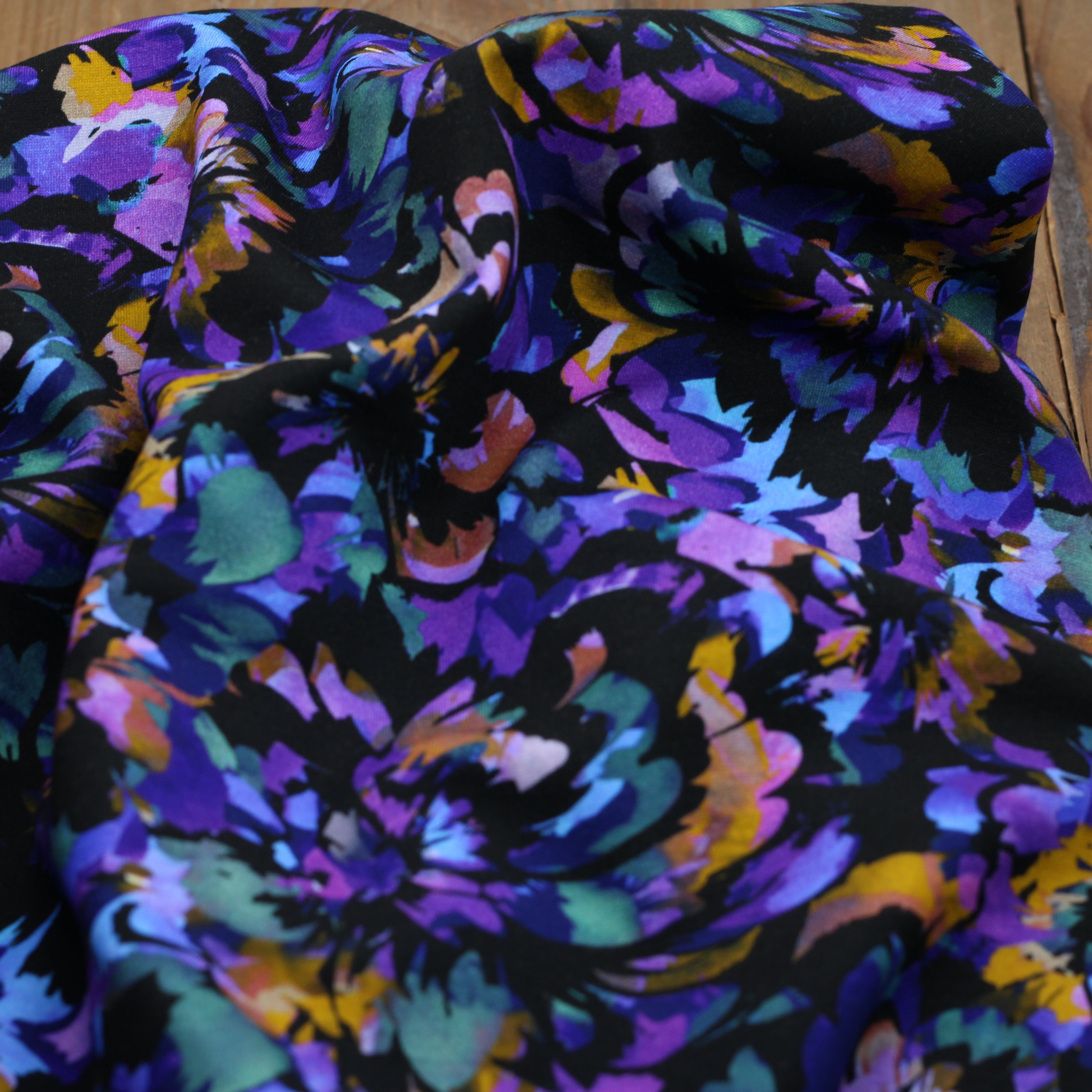 Tissu Punta di Roma - Jersey de viscose - BLUE FLOWERS - Noir(Vendu x10cm) Tissus Sélection Gaspard & Léonie | Gaspard et Léonie Tissus en ligne et Mercerie à Toulouse