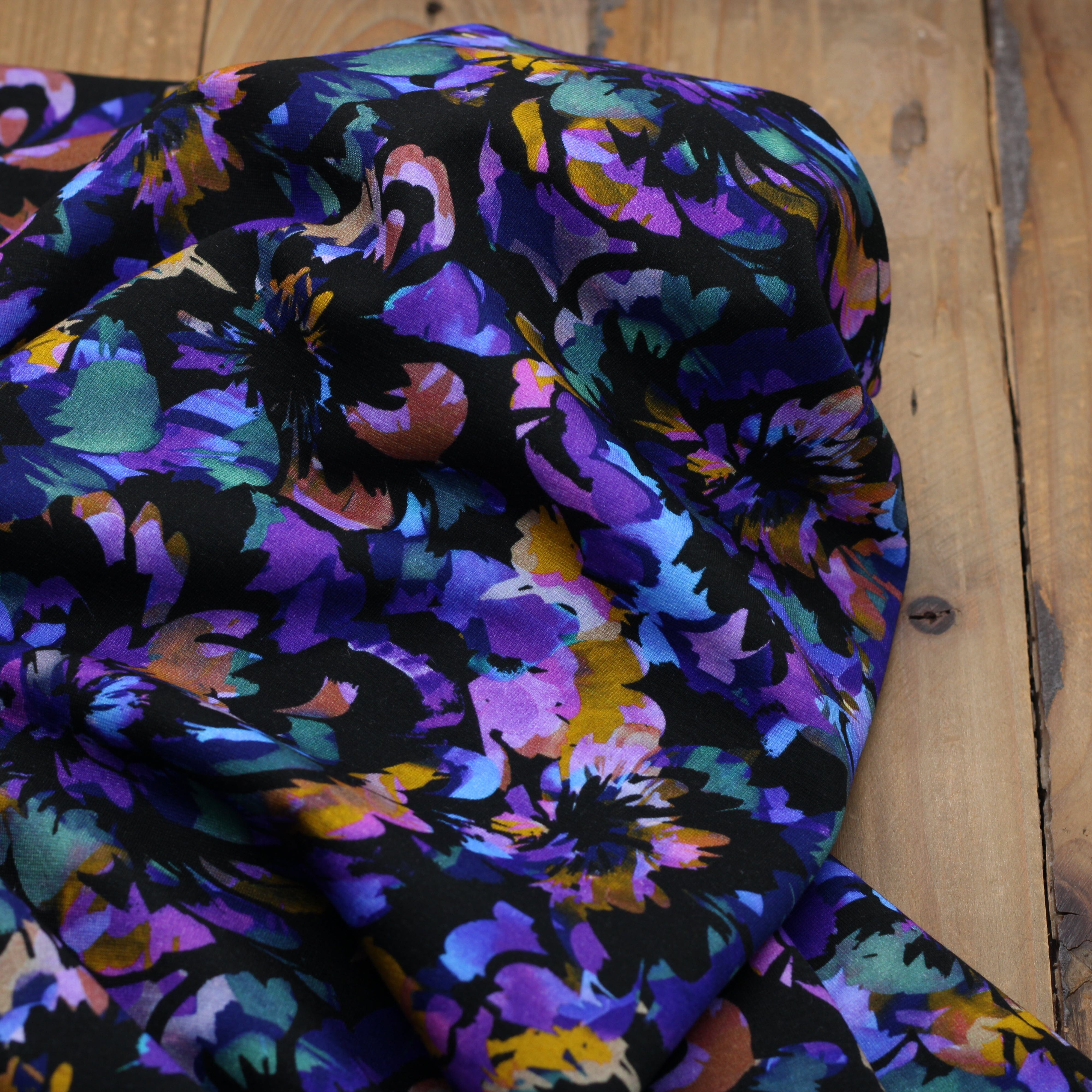 Tissu Punta di Roma - Jersey de viscose - BLUE FLOWERS - Noir(Vendu x10cm) Tissus Sélection Gaspard & Léonie | Gaspard et Léonie Tissus en ligne et Mercerie à Toulouse