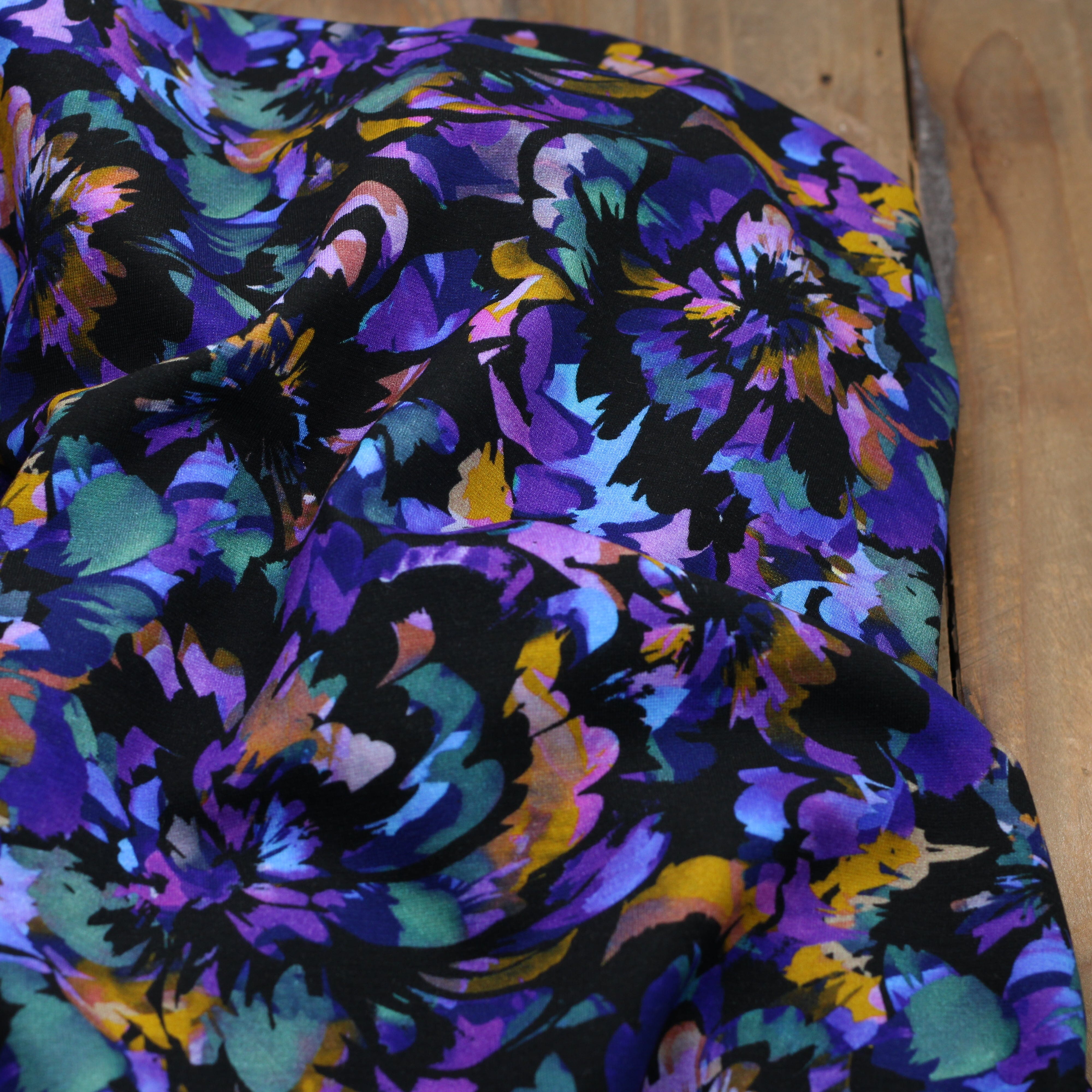 Tissu Punta di Roma - Jersey de viscose - BLUE FLOWERS - Noir(Vendu x10cm) Tissus Sélection Gaspard & Léonie | Gaspard et Léonie Tissus en ligne et Mercerie à Toulouse